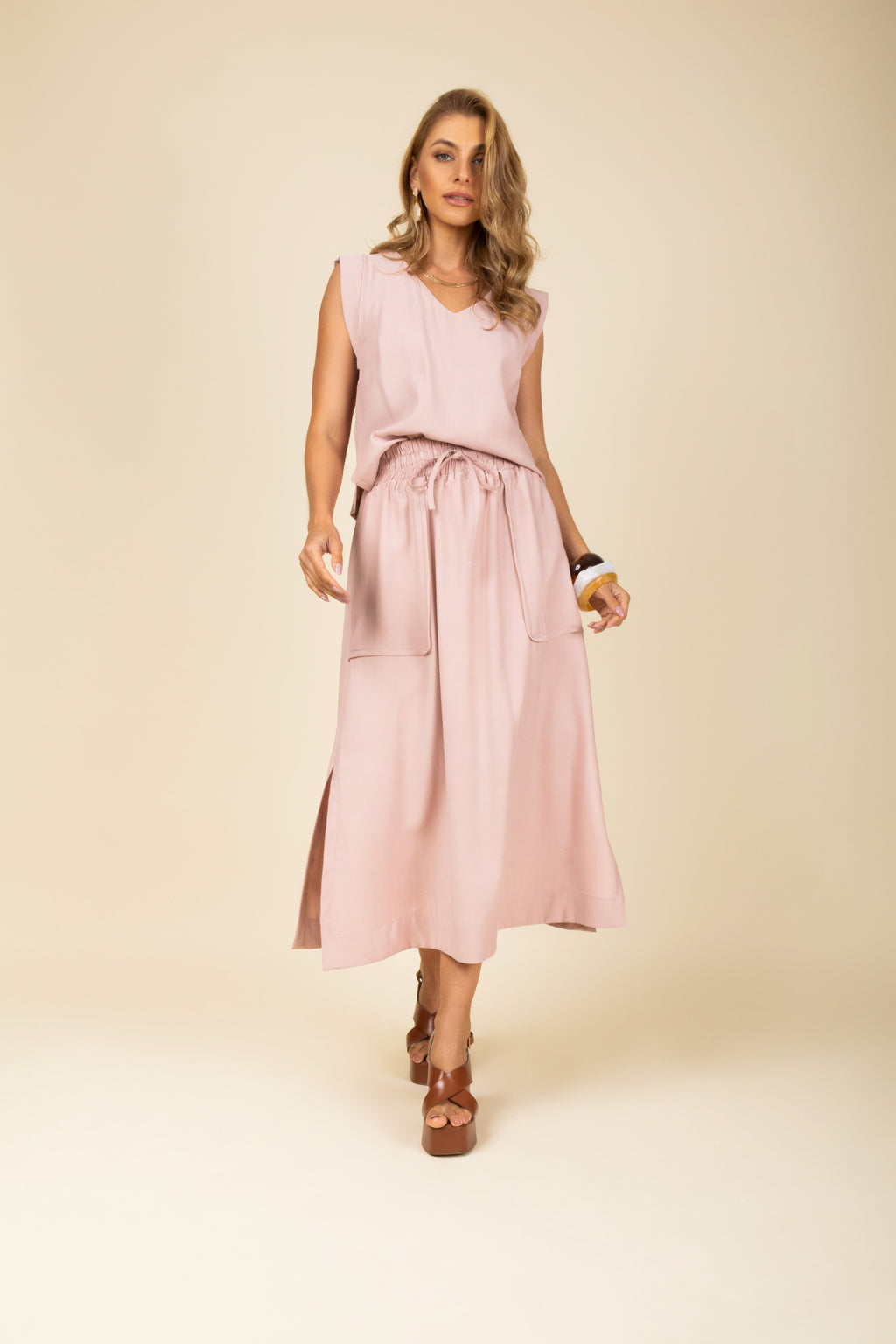 Conjunto midi blusa regata e saia bolsos cargo