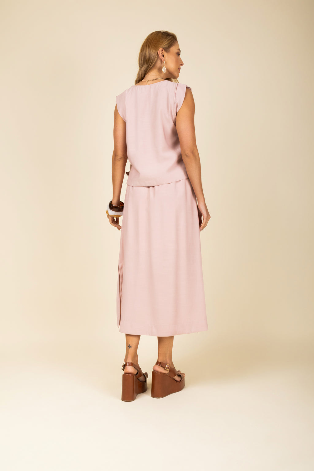 Conjunto midi blusa regata e saia bolsos cargo