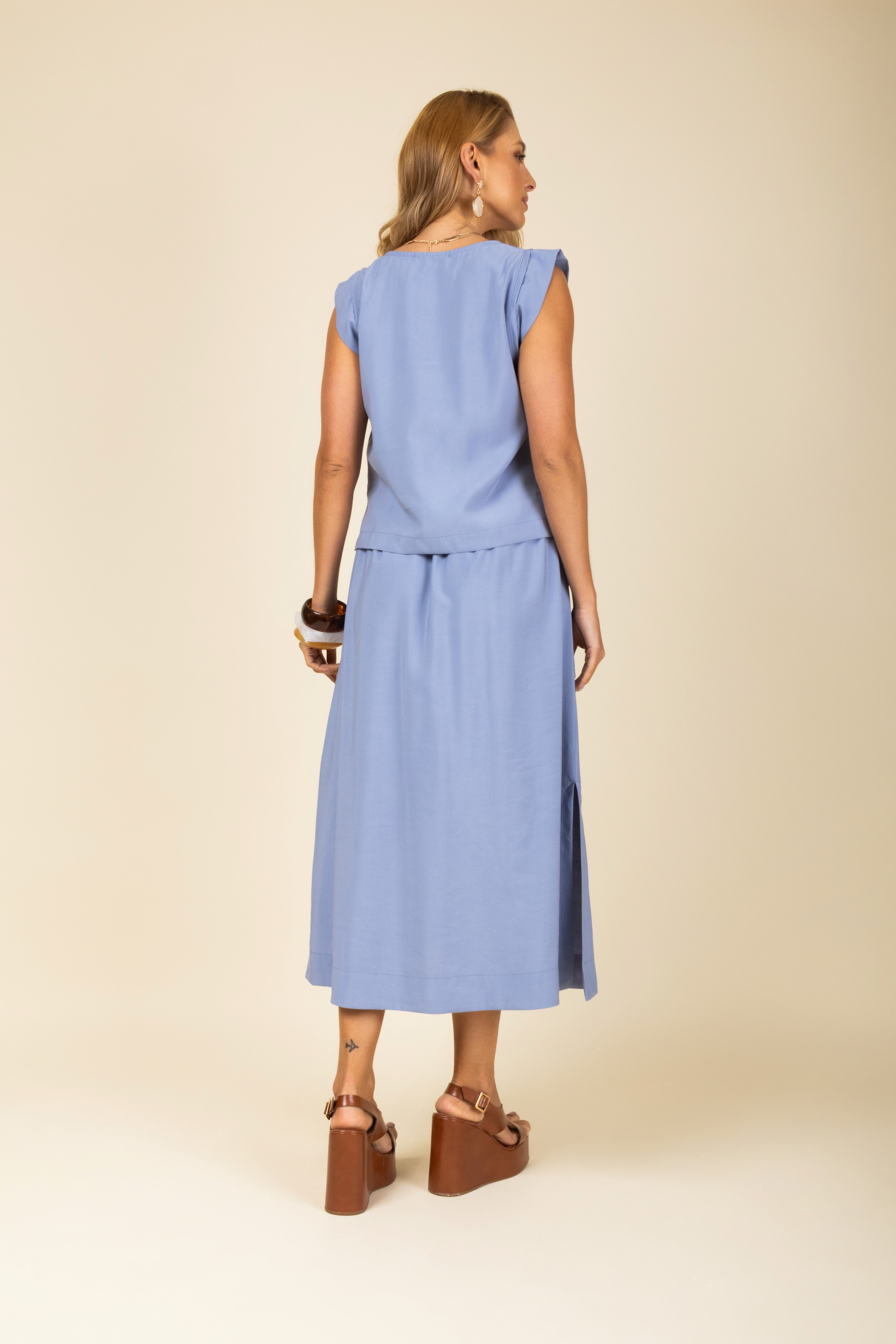 Conjunto midi blusa regata e saia bolsos cargo