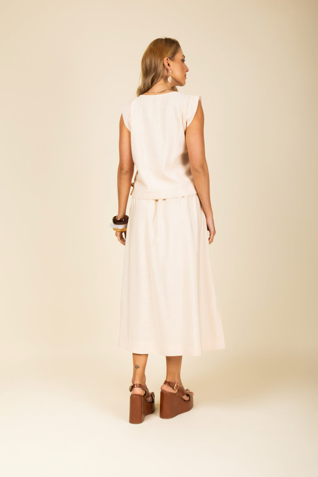 Conjunto midi blusa regata e saia bolsos cargo