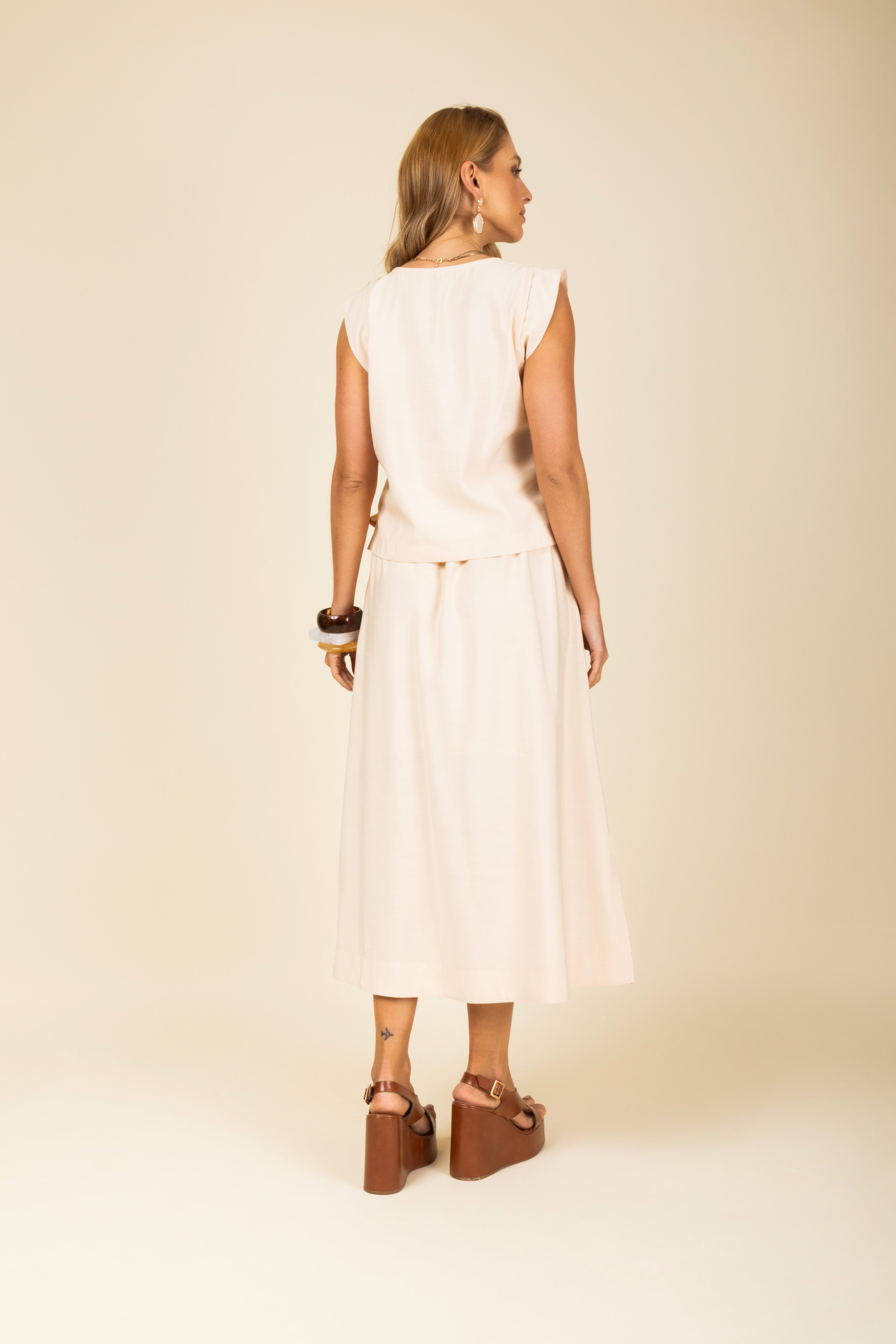 Conjunto midi blusa regata e saia bolsos cargo