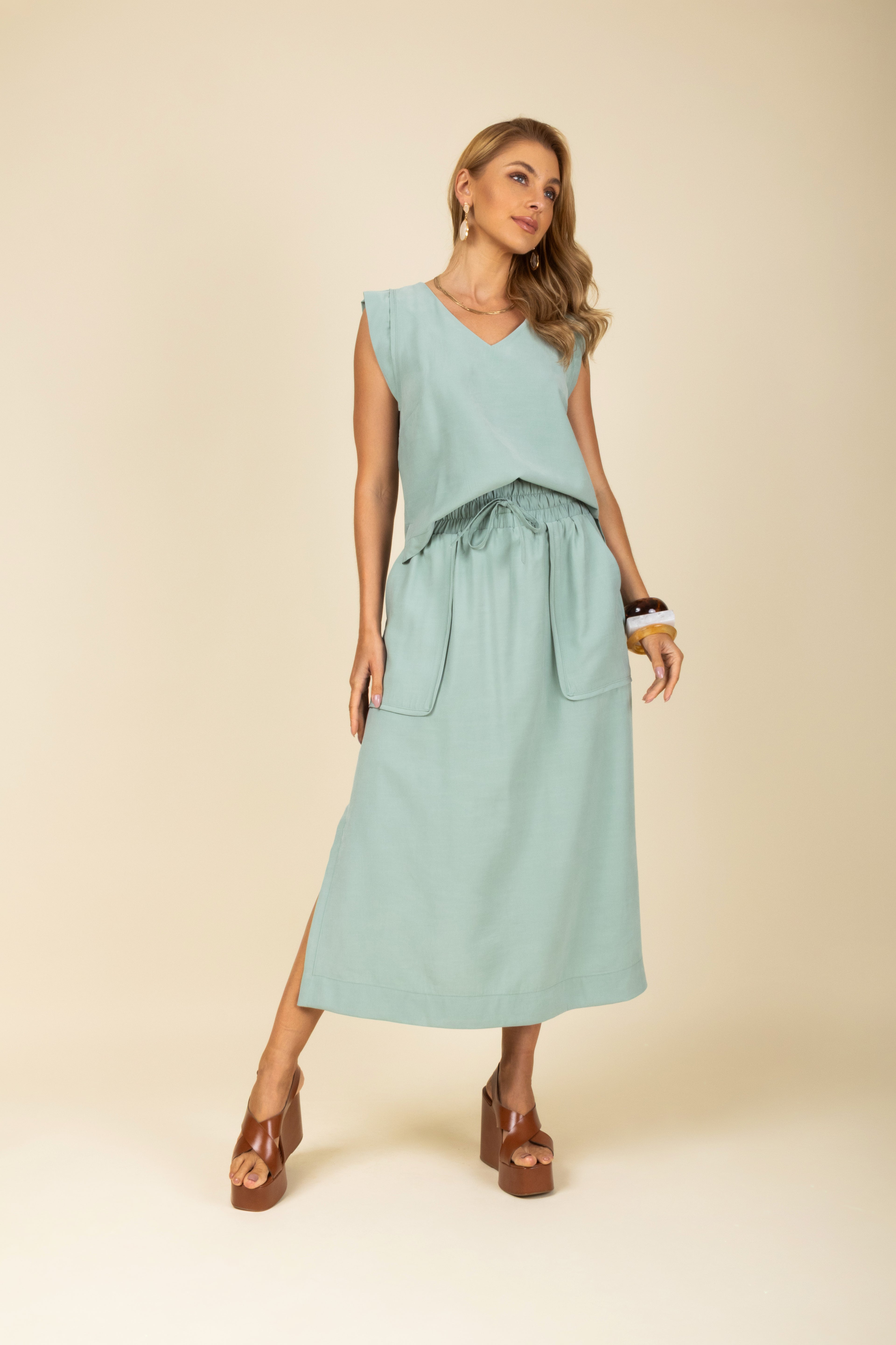 Conjunto midi blusa regata e saia bolsos cargo