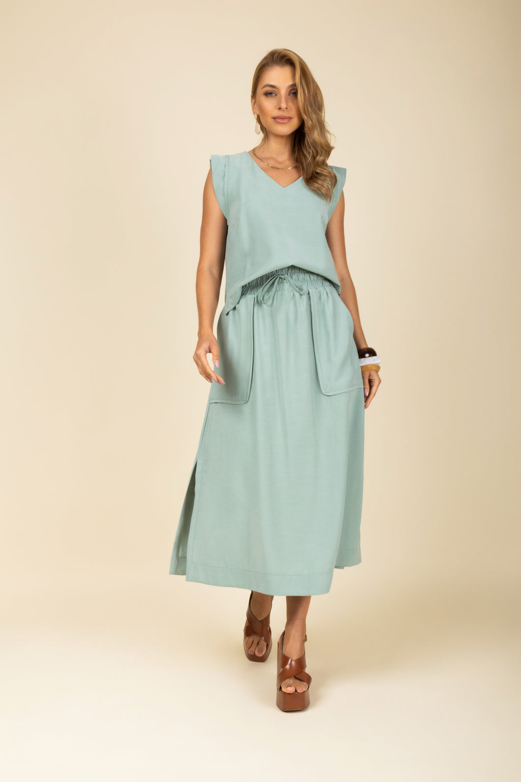 Conjunto midi blusa regata e saia bolsos cargo