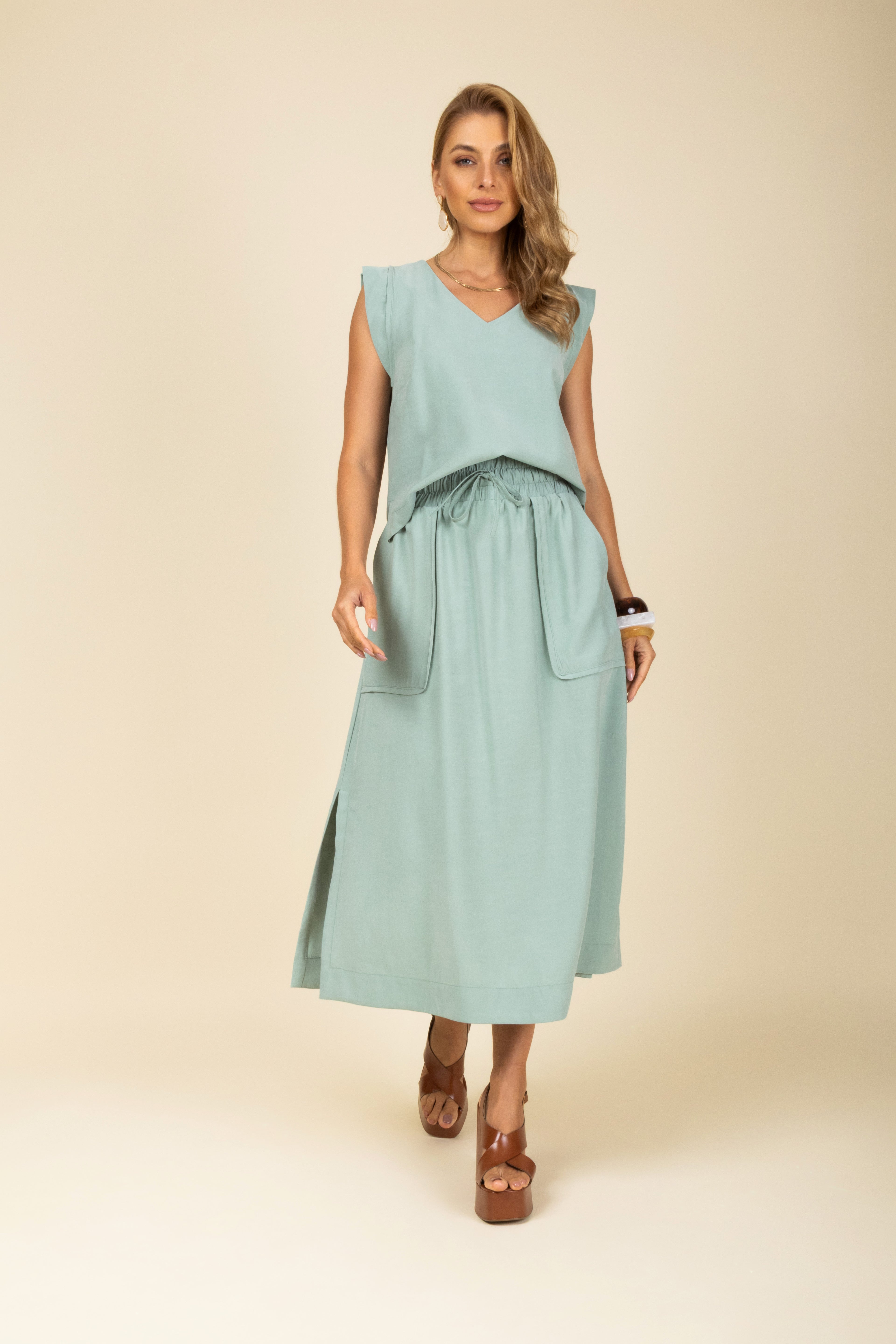 Conjunto midi blusa regata e saia bolsos cargo