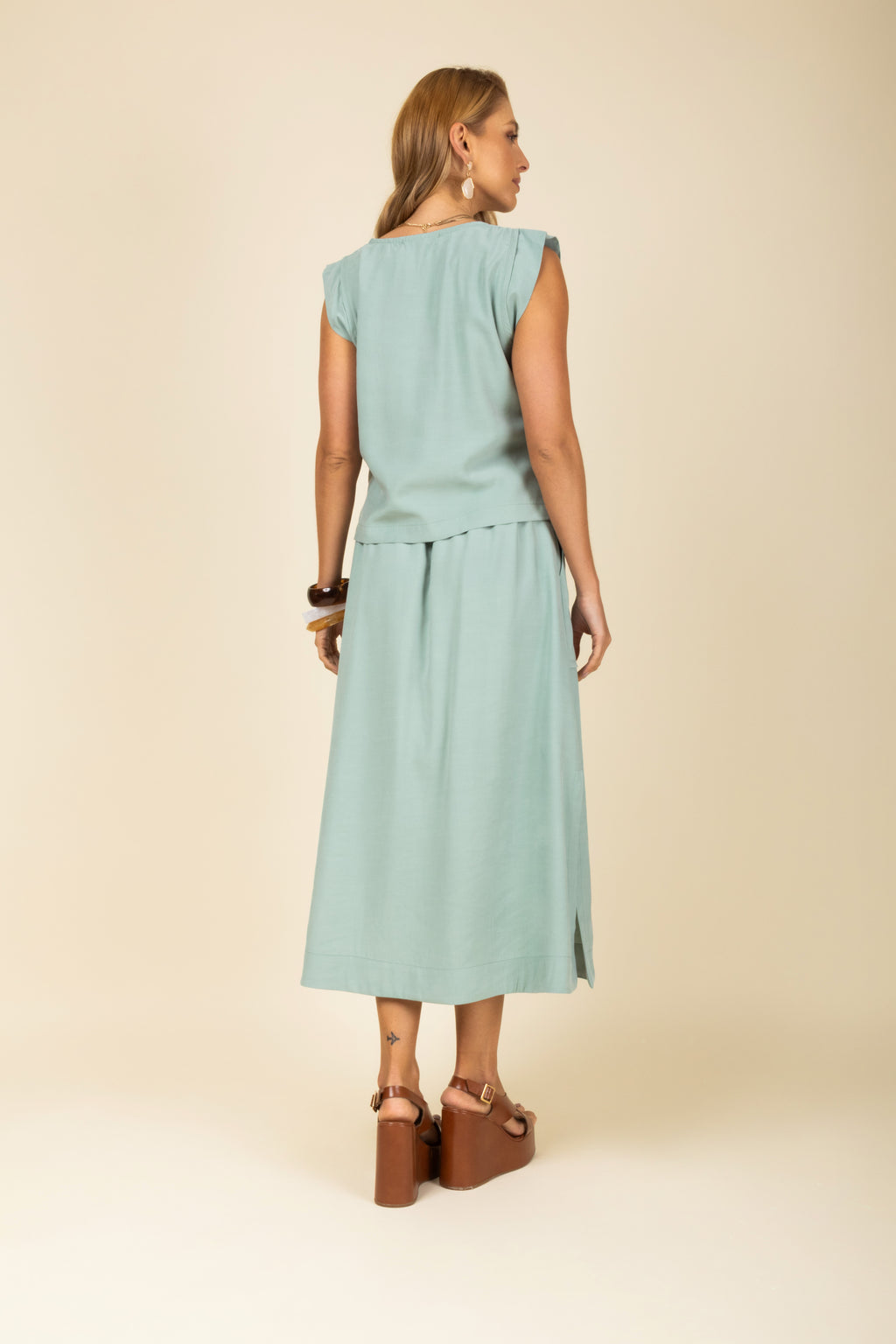 Conjunto midi blusa regata e saia bolsos cargo