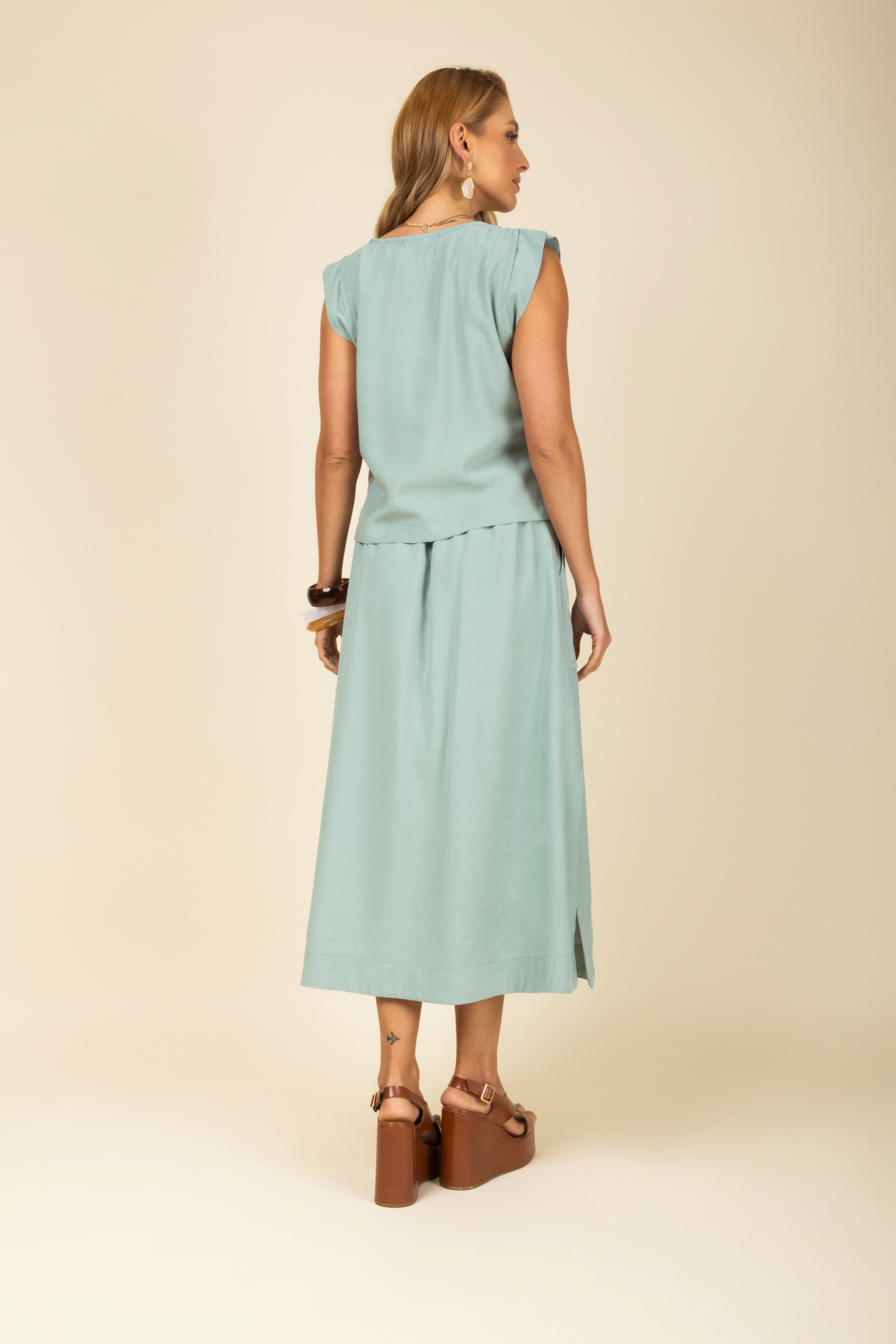 Conjunto midi blusa regata e saia bolsos cargo