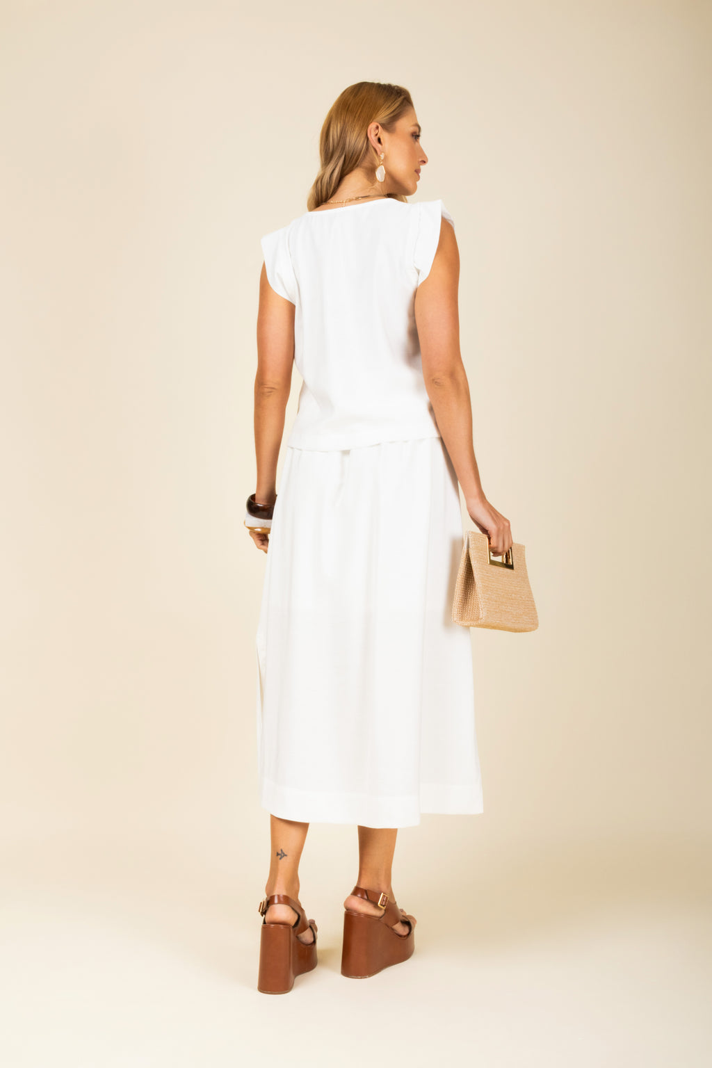 Conjunto midi blusa regata e saia bolsos cargo