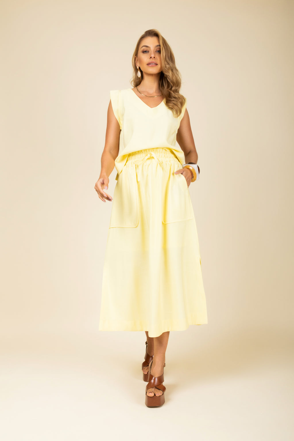 Conjunto midi blusa regata e saia bolsos cargo