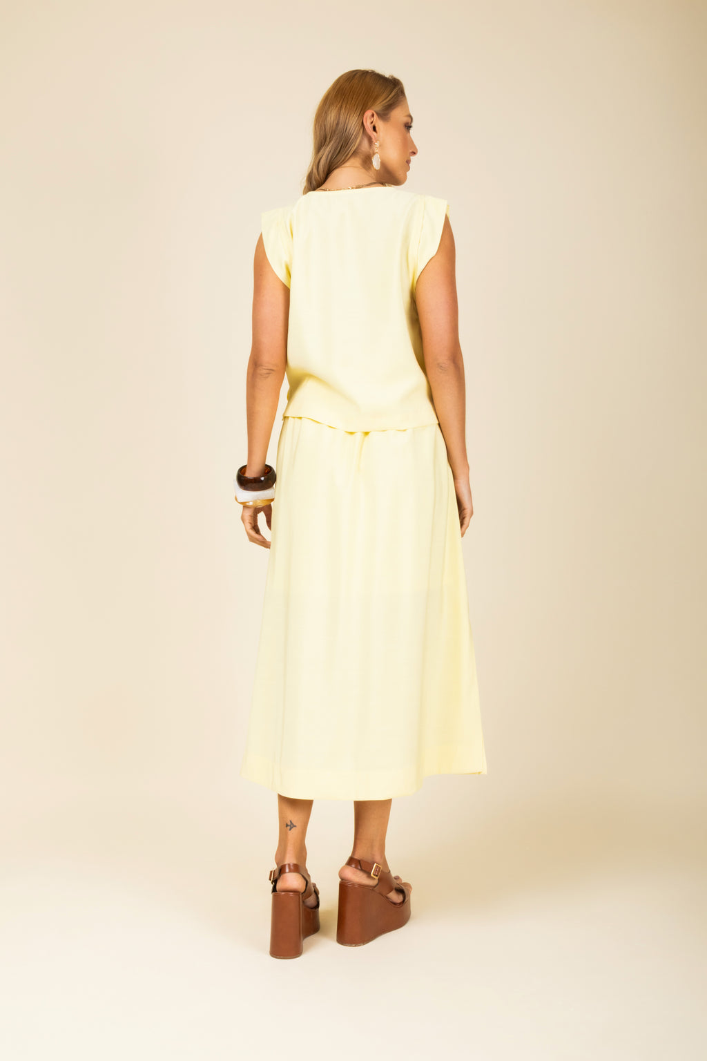 Conjunto midi blusa regata e saia bolsos cargo