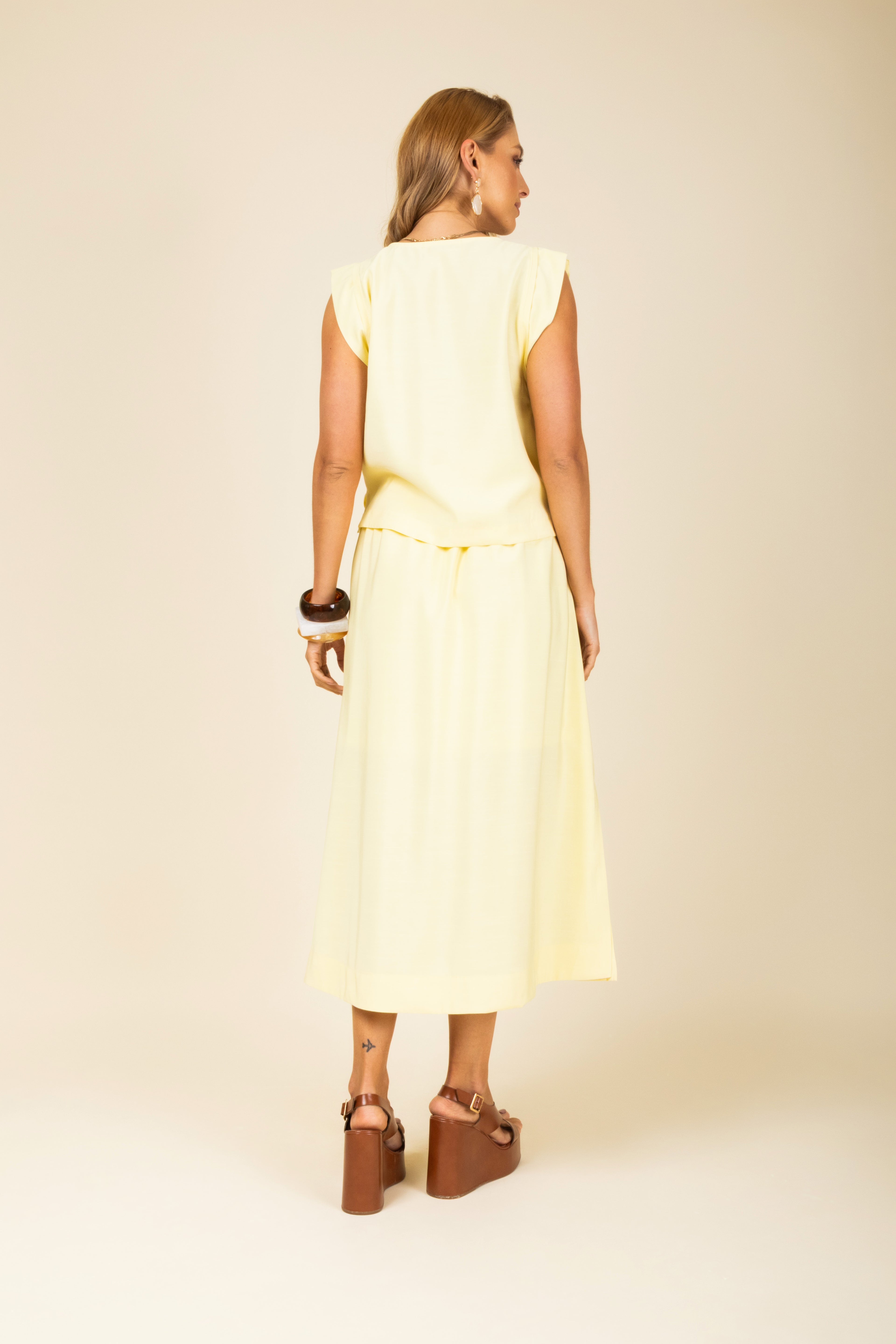 Conjunto midi blusa regata e saia bolsos cargo