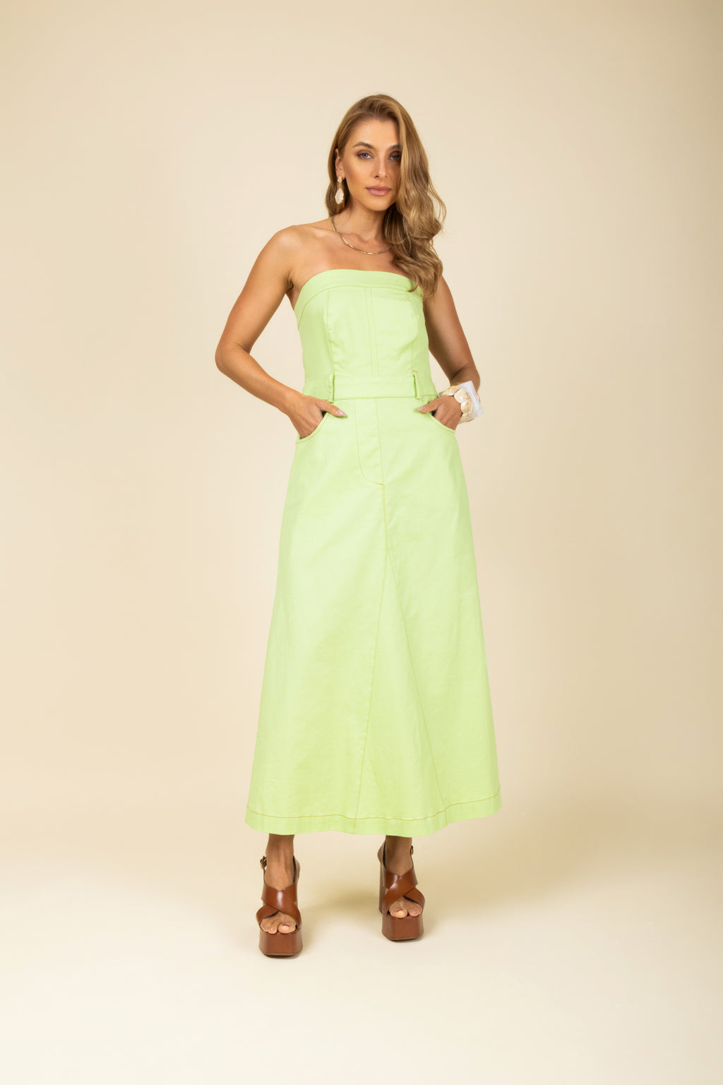 Vestido sem alça em sarja