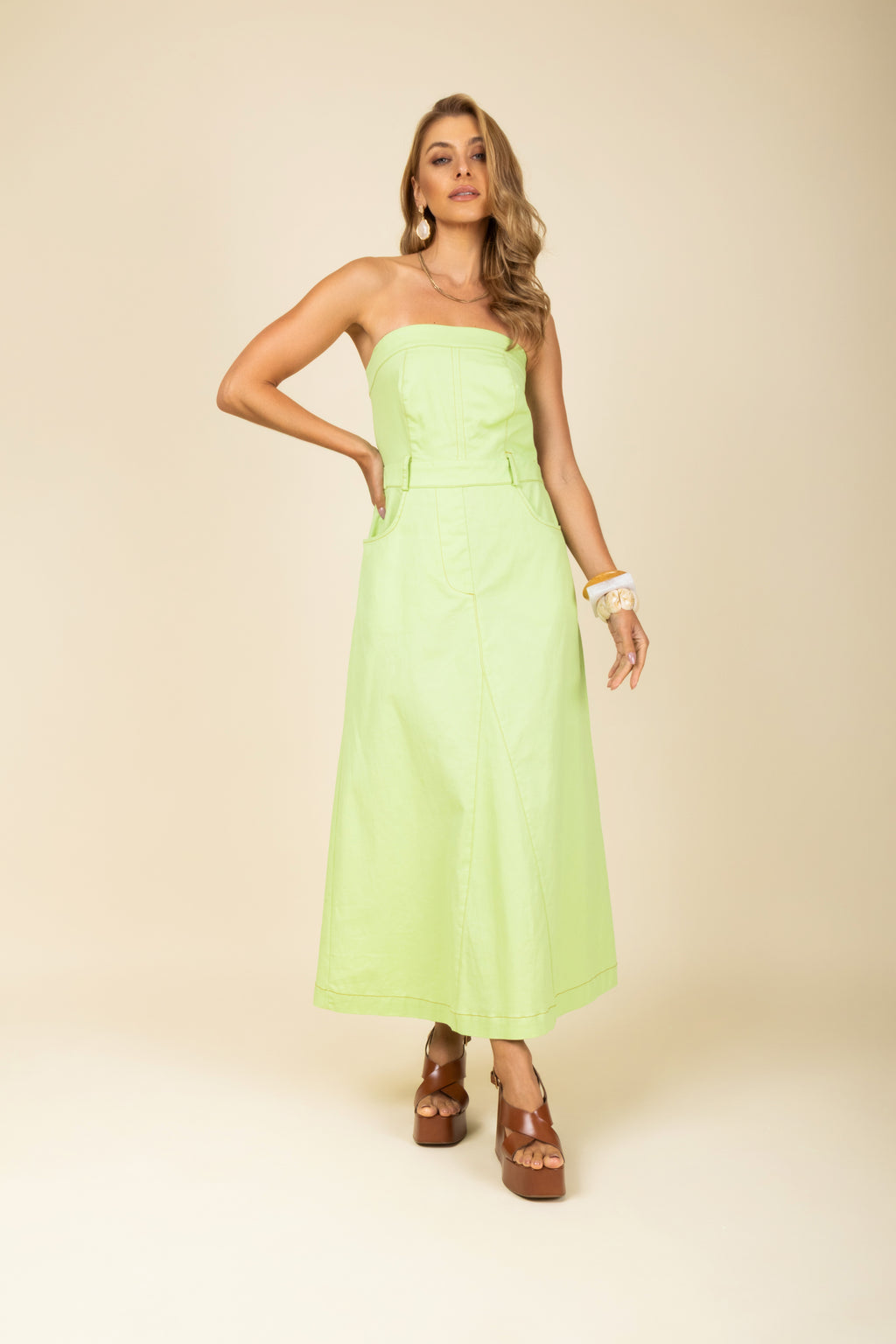 Vestido sem alça em sarja