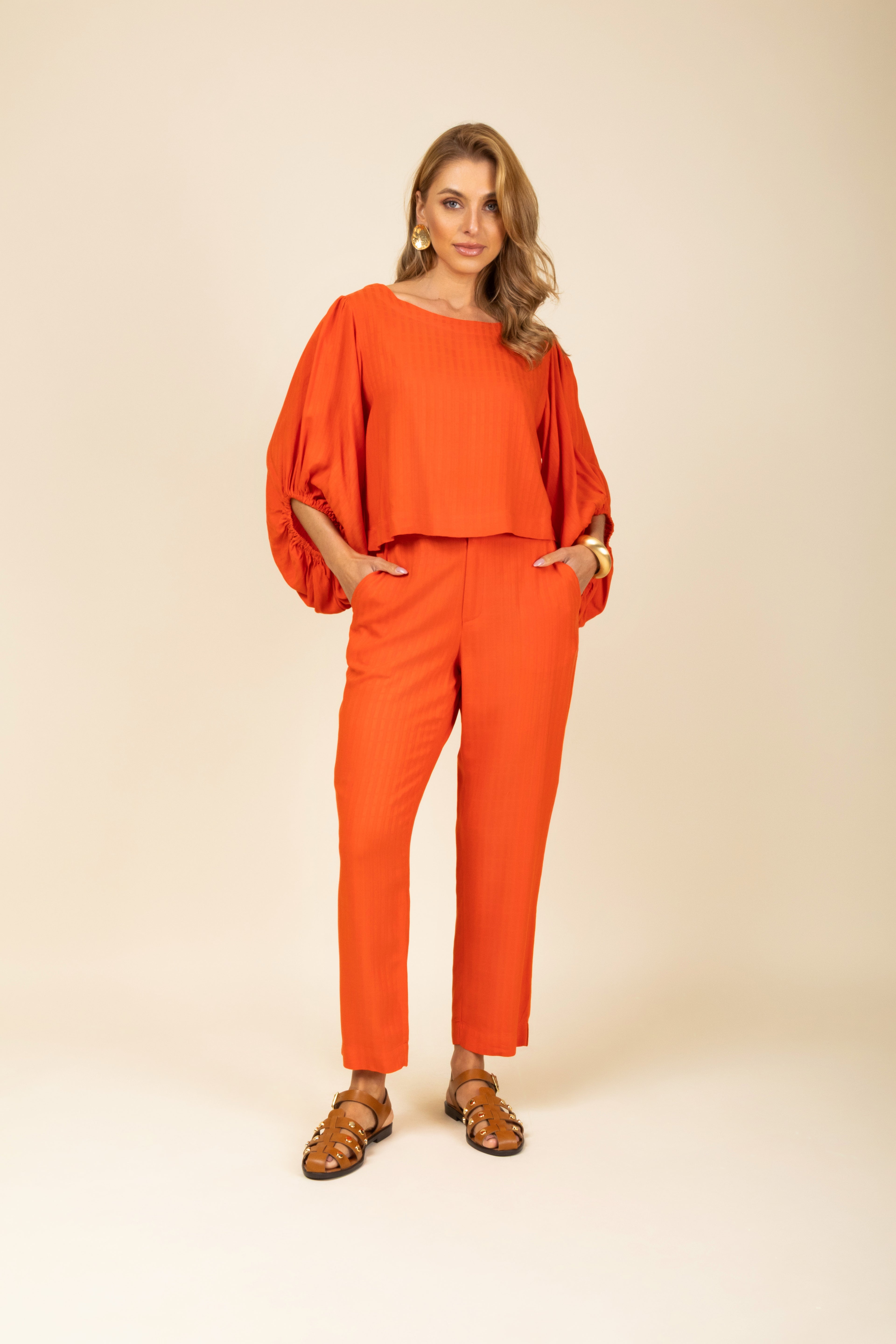 Conjunto blusa manga bufante e calça