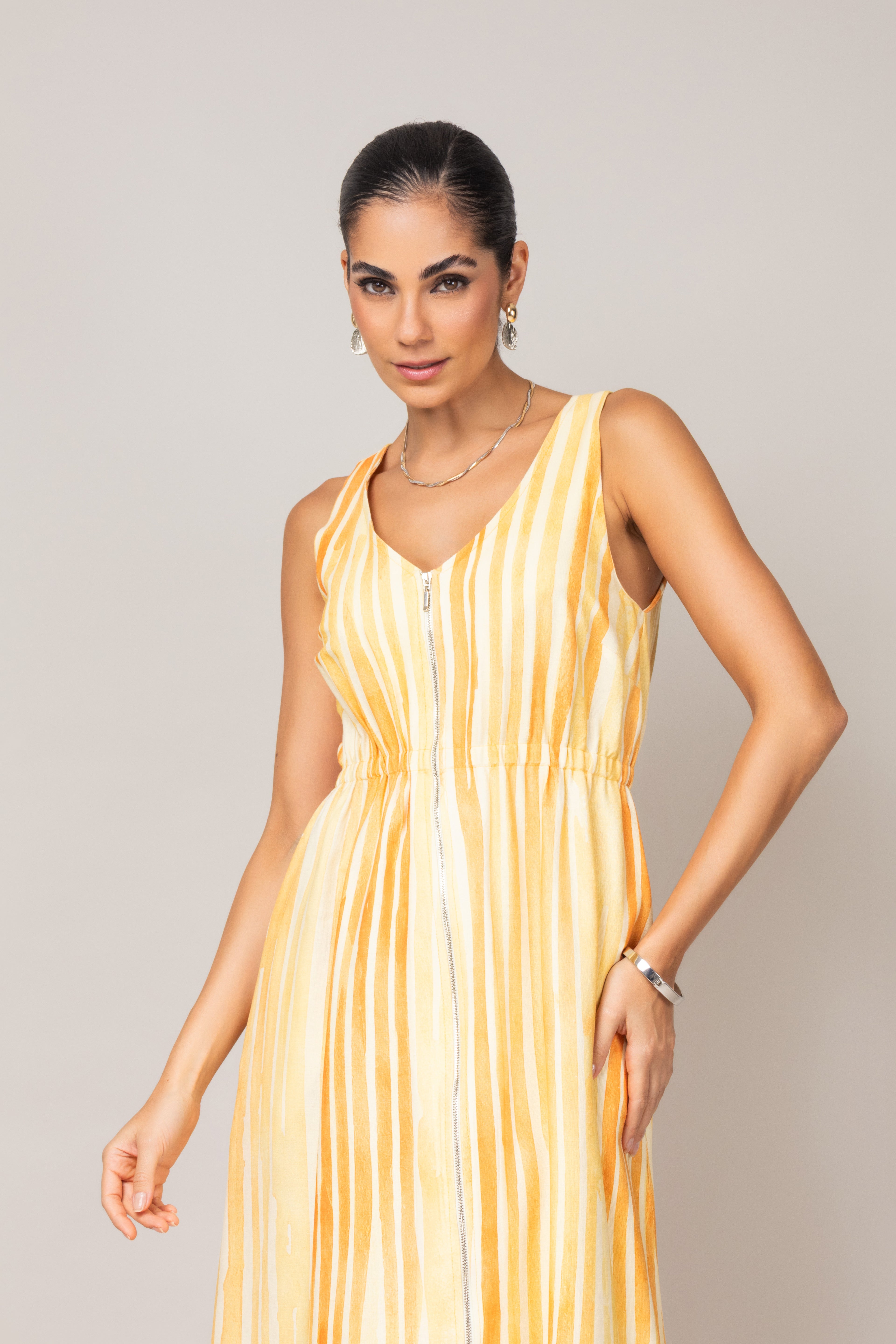 Vestido midi sem mangas