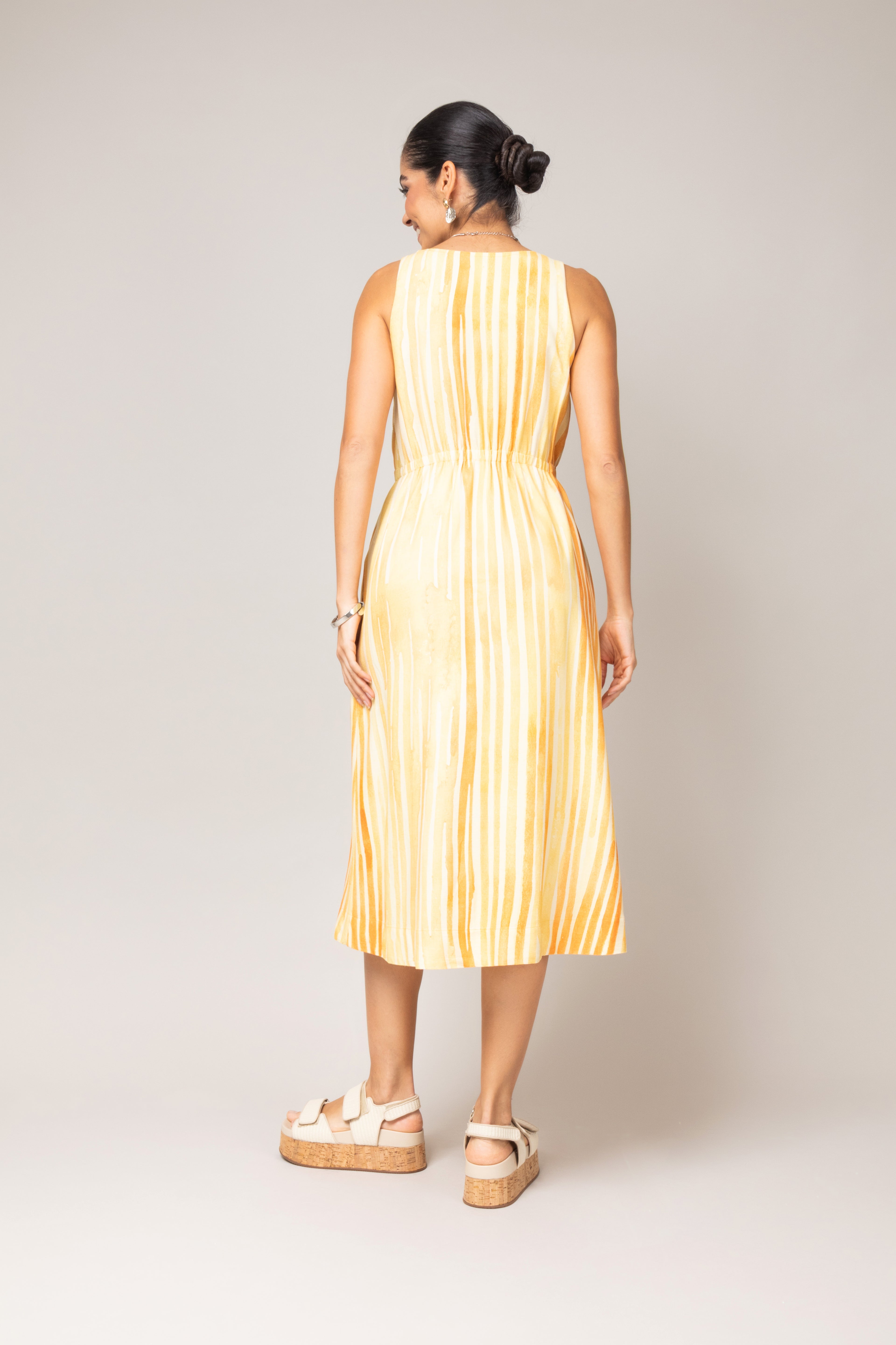 Vestido midi sem mangas