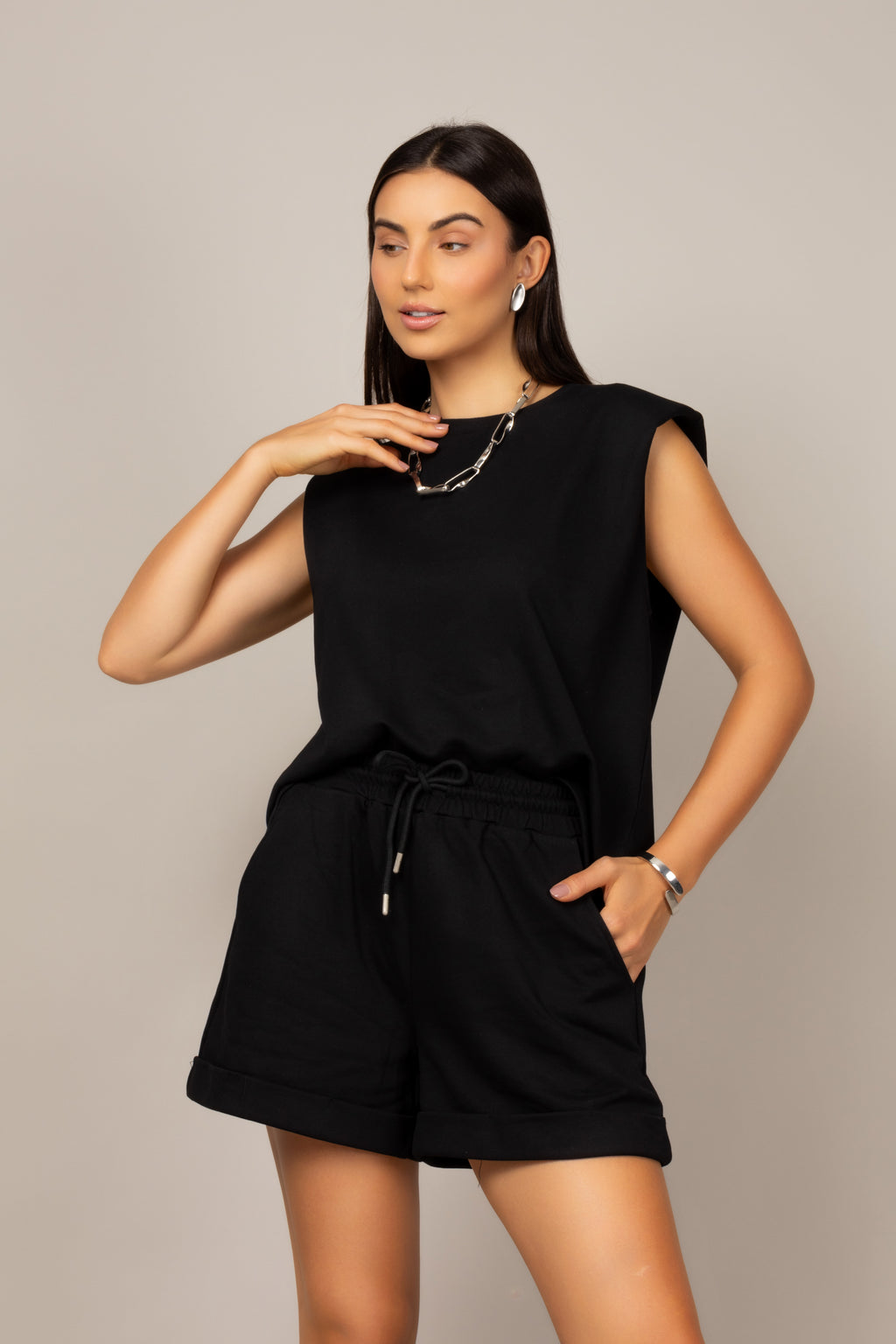 Conjunto de regata com obreiras e shorts