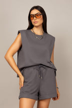Conjunto de regata com obreiras e shorts