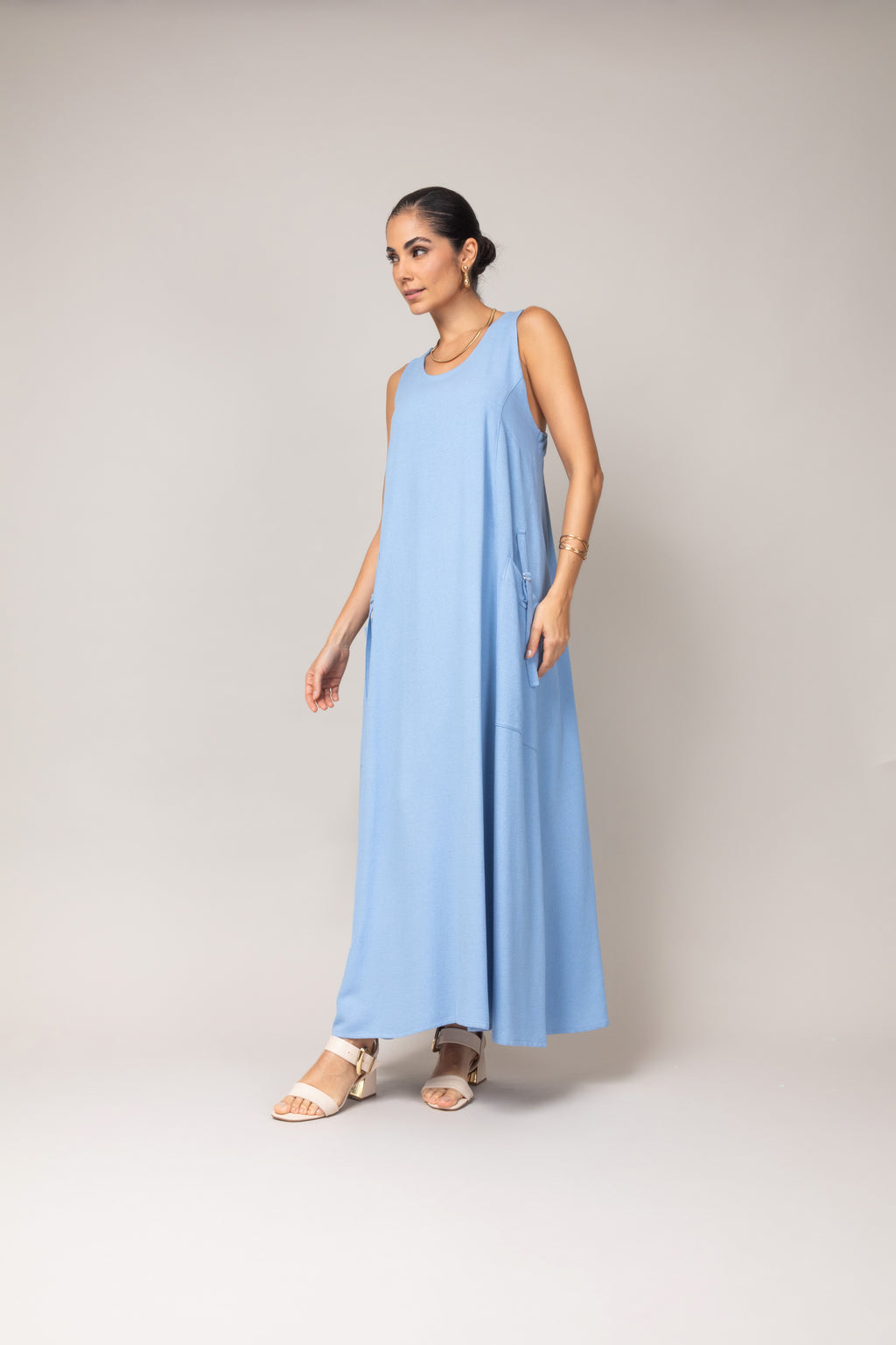 Vestido longo tecido texturizado com bolsos laterais