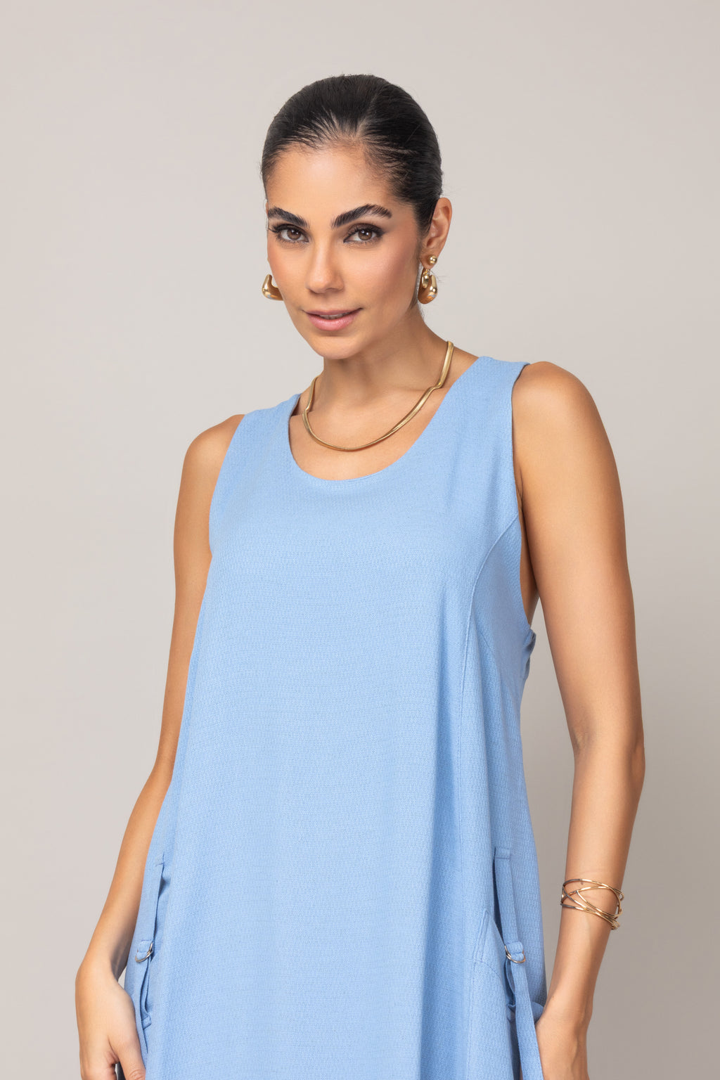 Vestido longo tecido texturizado com bolsos laterais