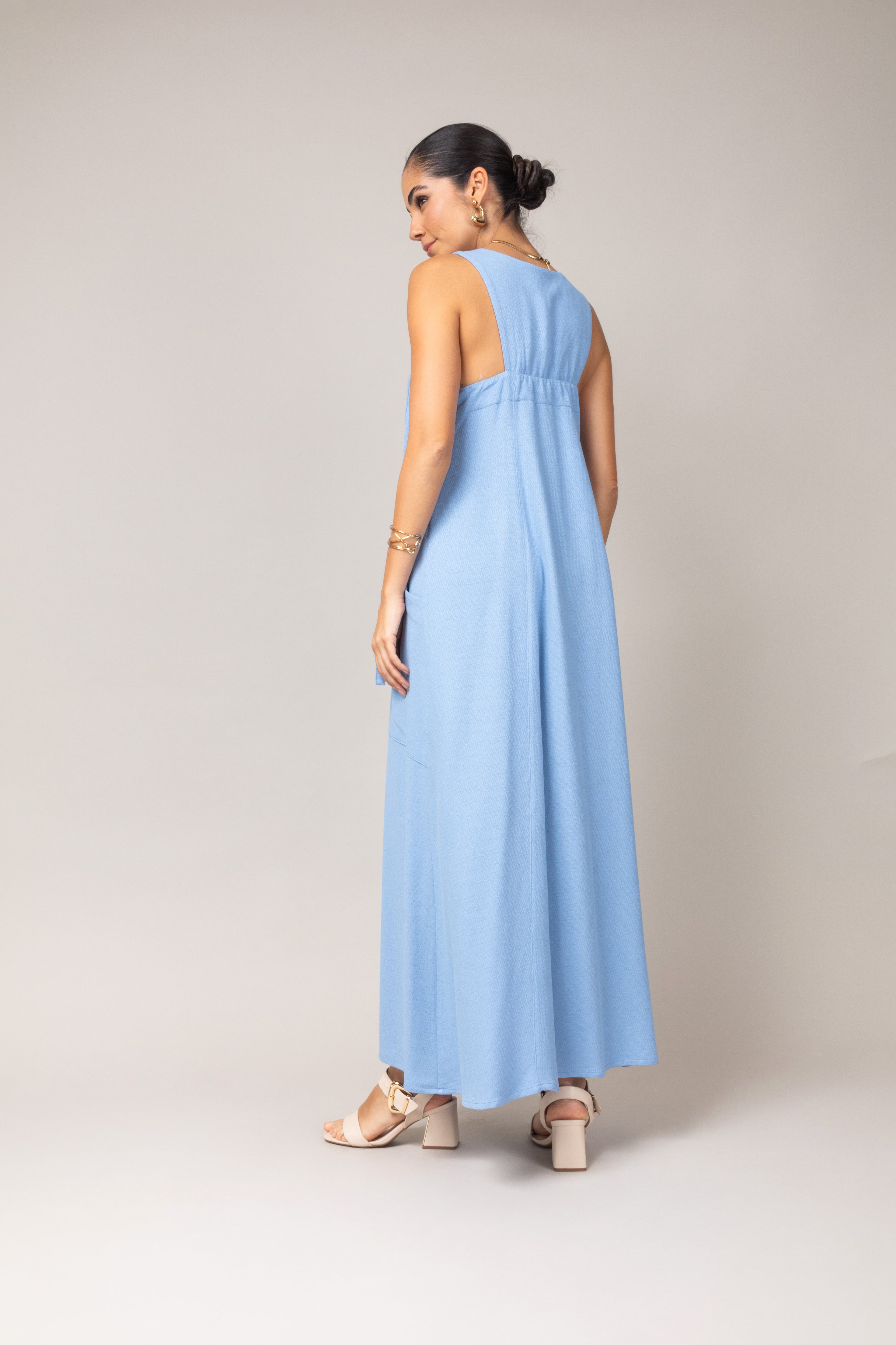 Vestido longo tecido texturizado com bolsos laterais