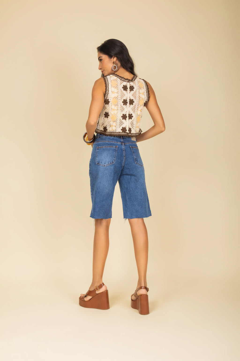 Colete cropped em crochê com flores