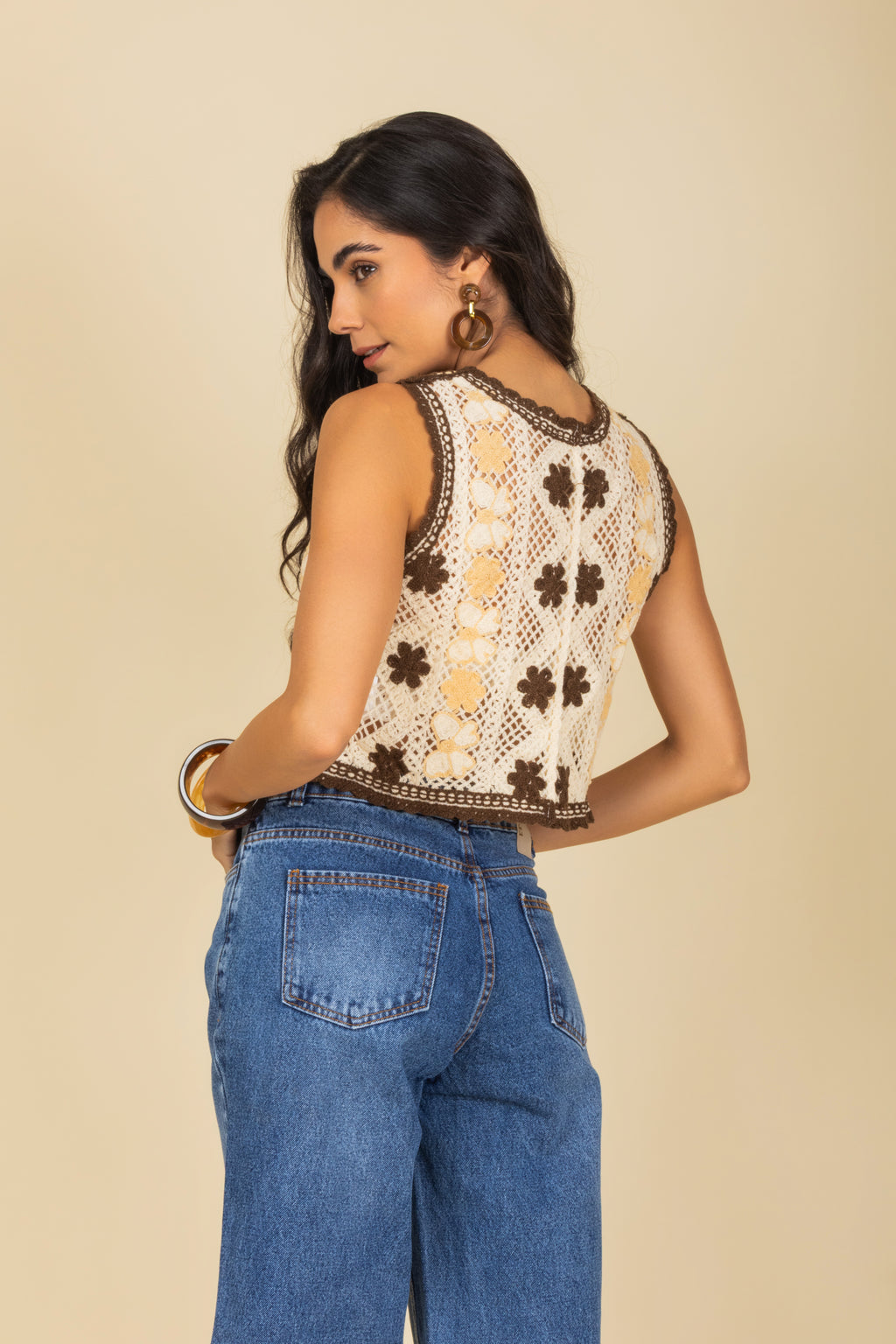 Colete cropped em crochê com flores