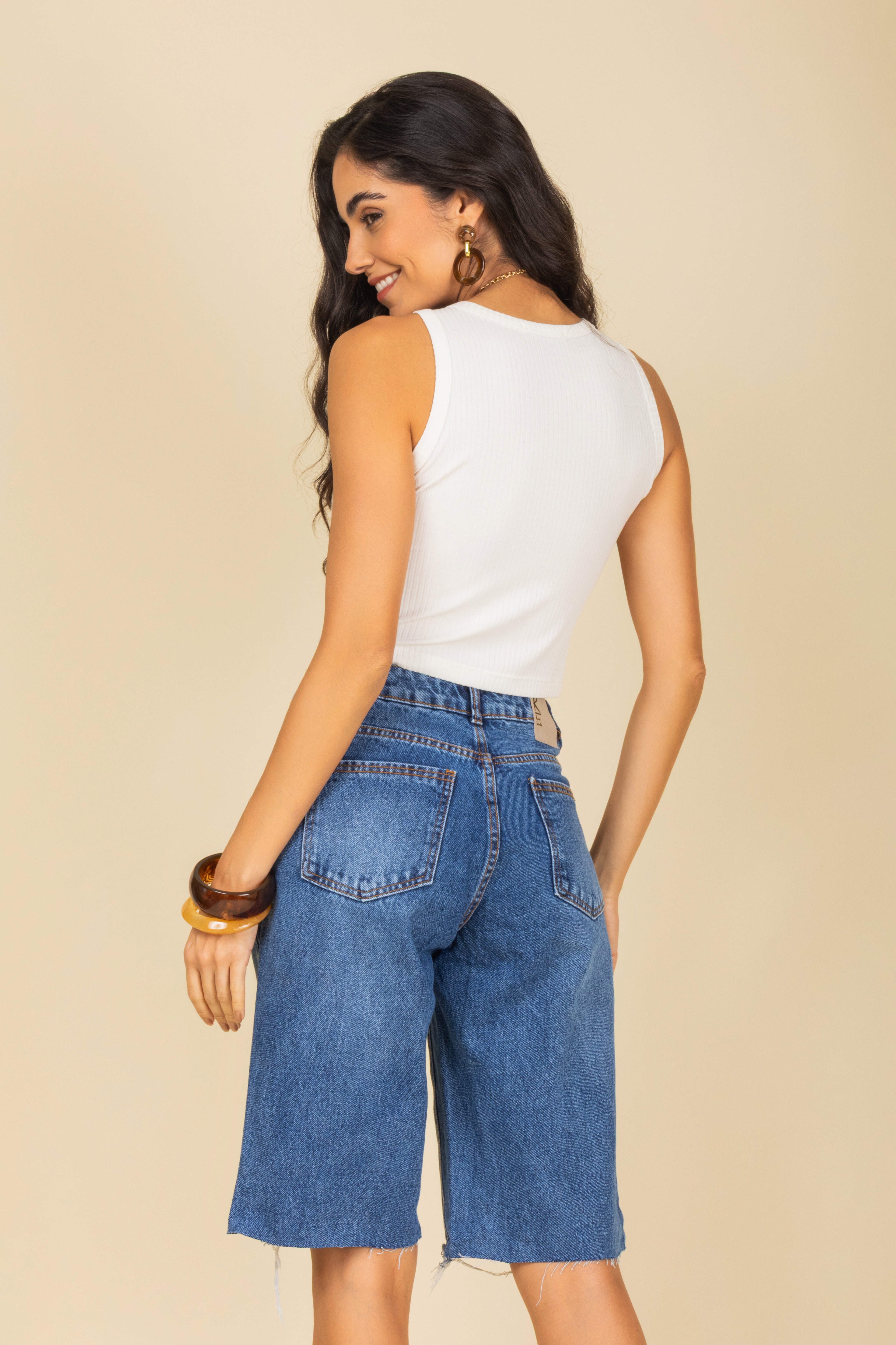Bermuda jeans com barra desfiada