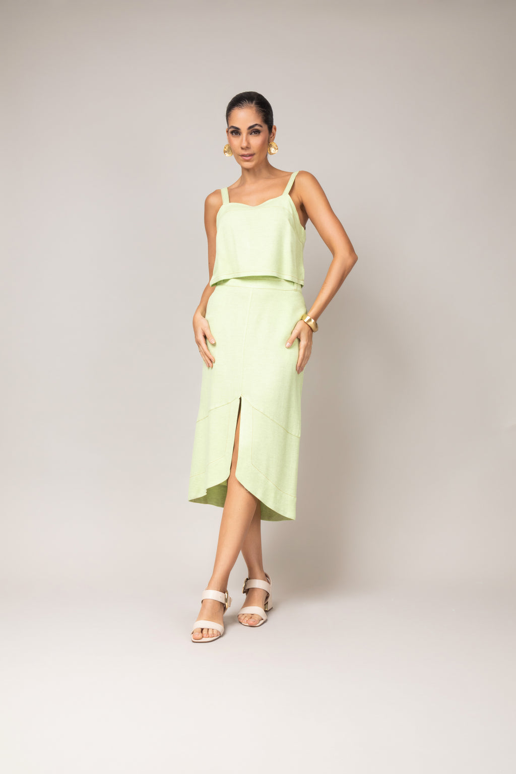 Conjunto cropped e saia midi com fenda