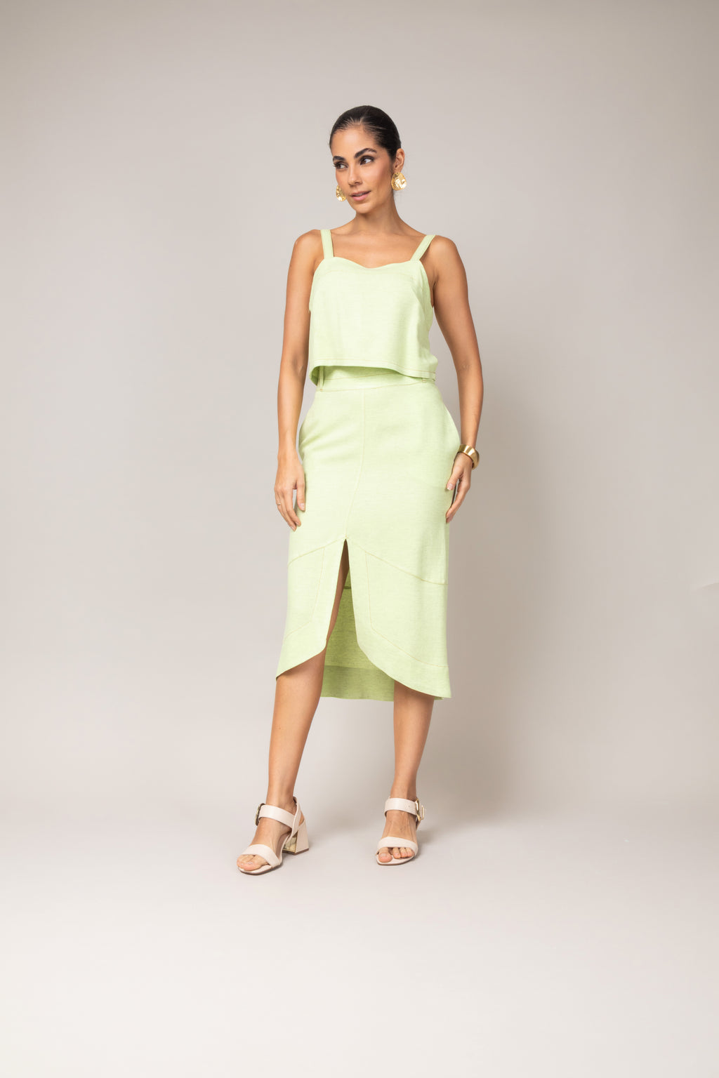 Conjunto cropped e saia midi com fenda