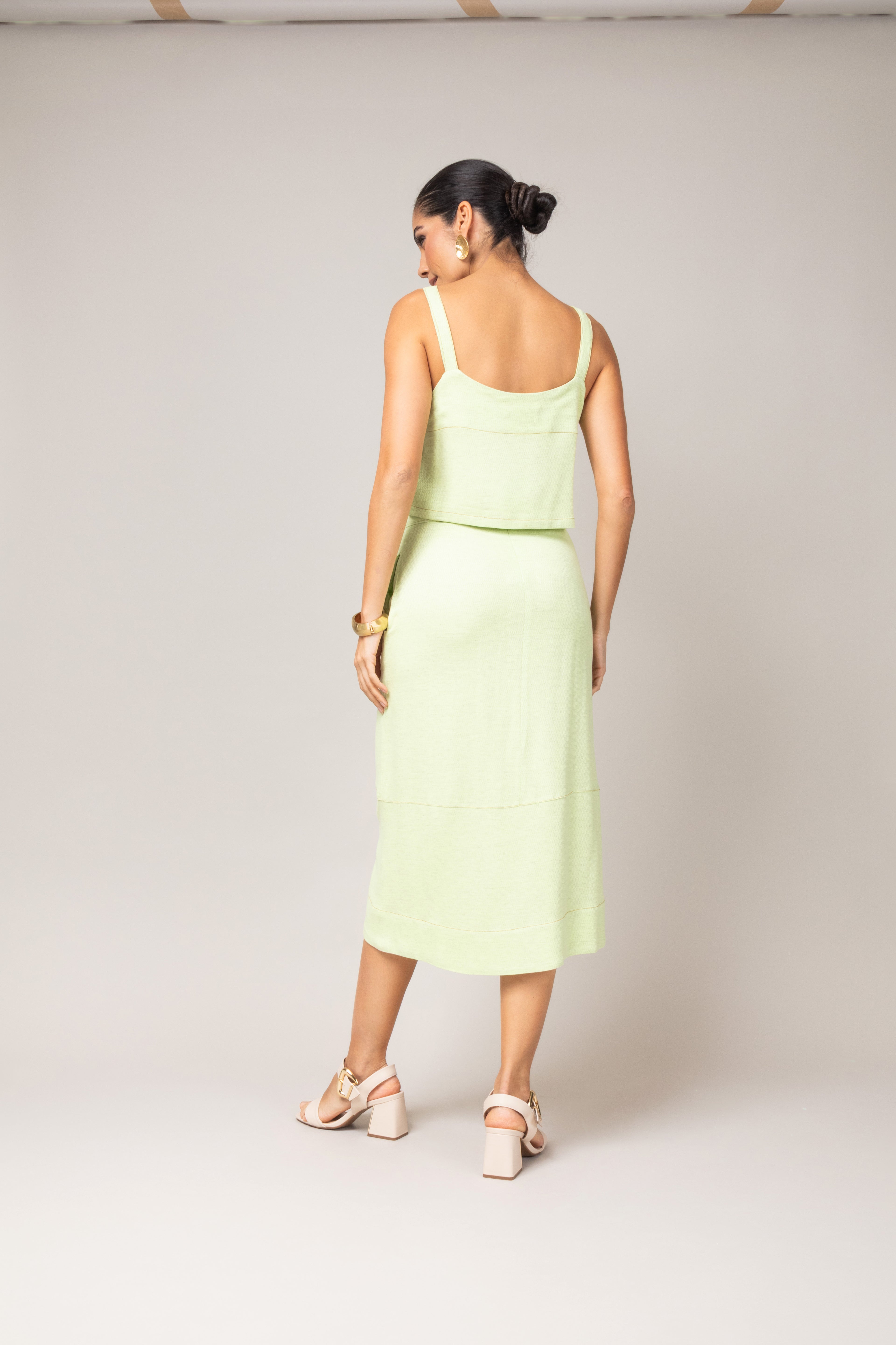 Conjunto cropped e saia midi com fenda