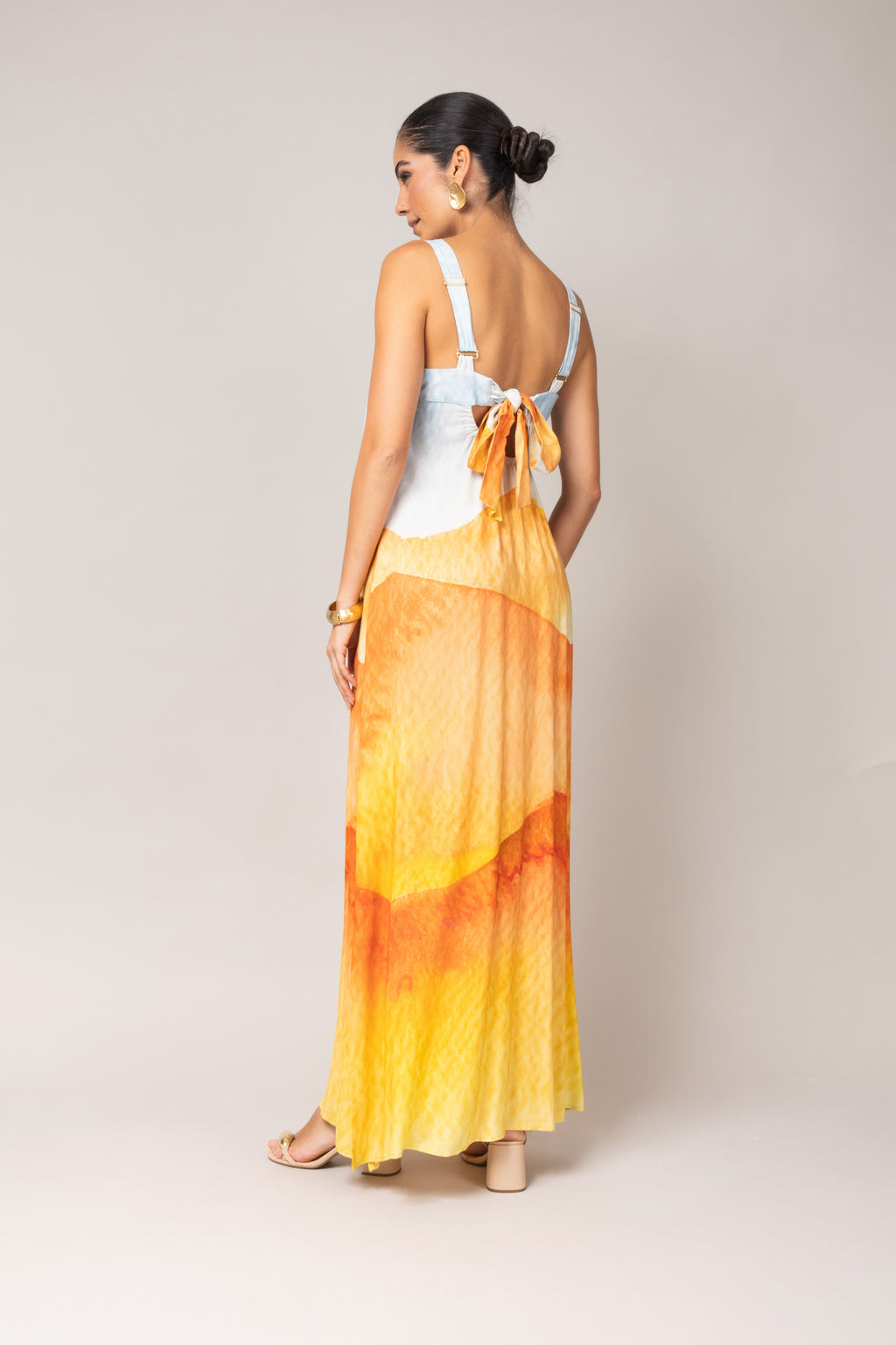 Vestido longo com amarração nas costas