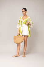 Kimono estampa tropical com detalhe rendado