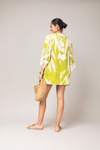 Kimono estampa tropical com detalhe rendado