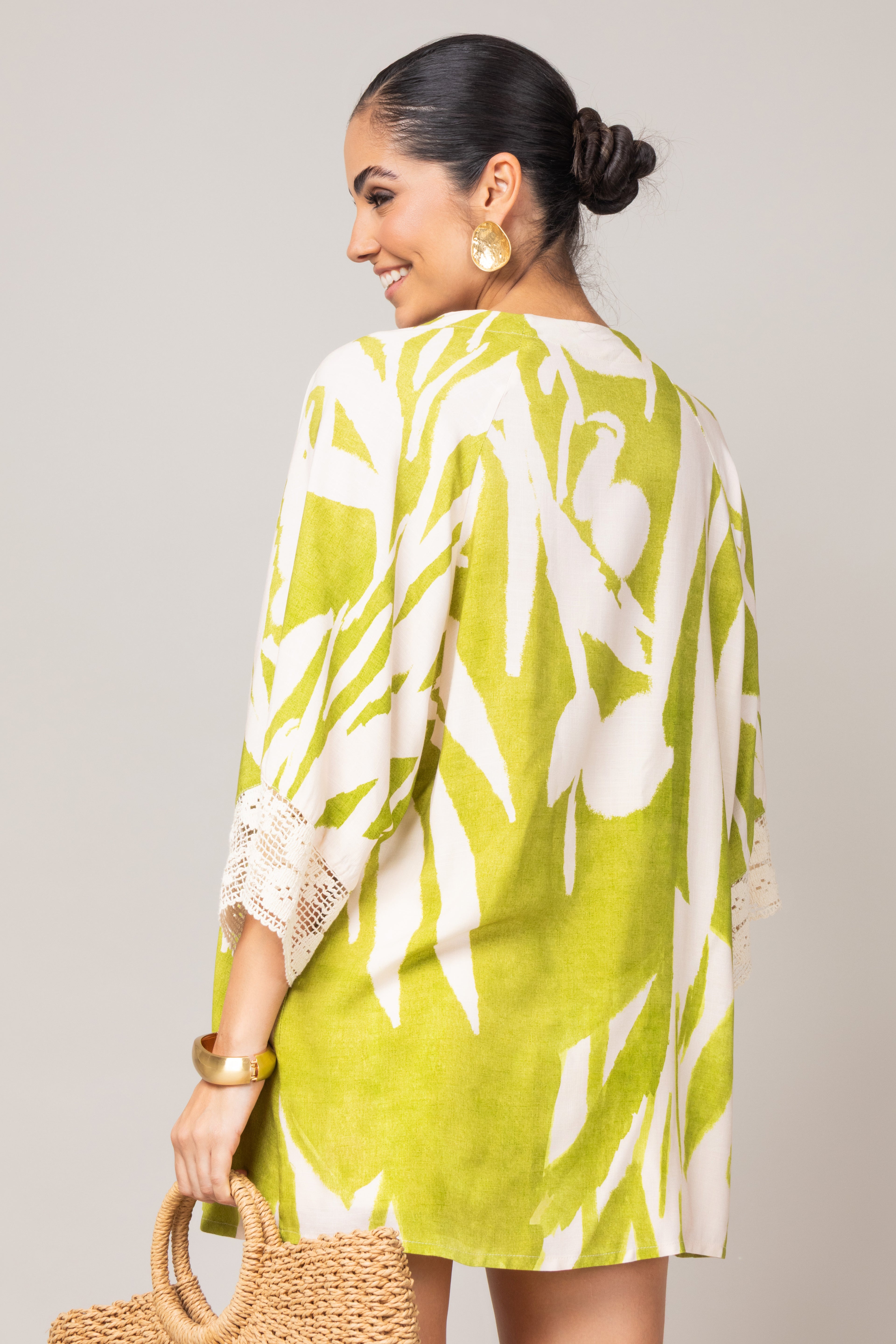 Kimono estampa tropical com detalhe rendado