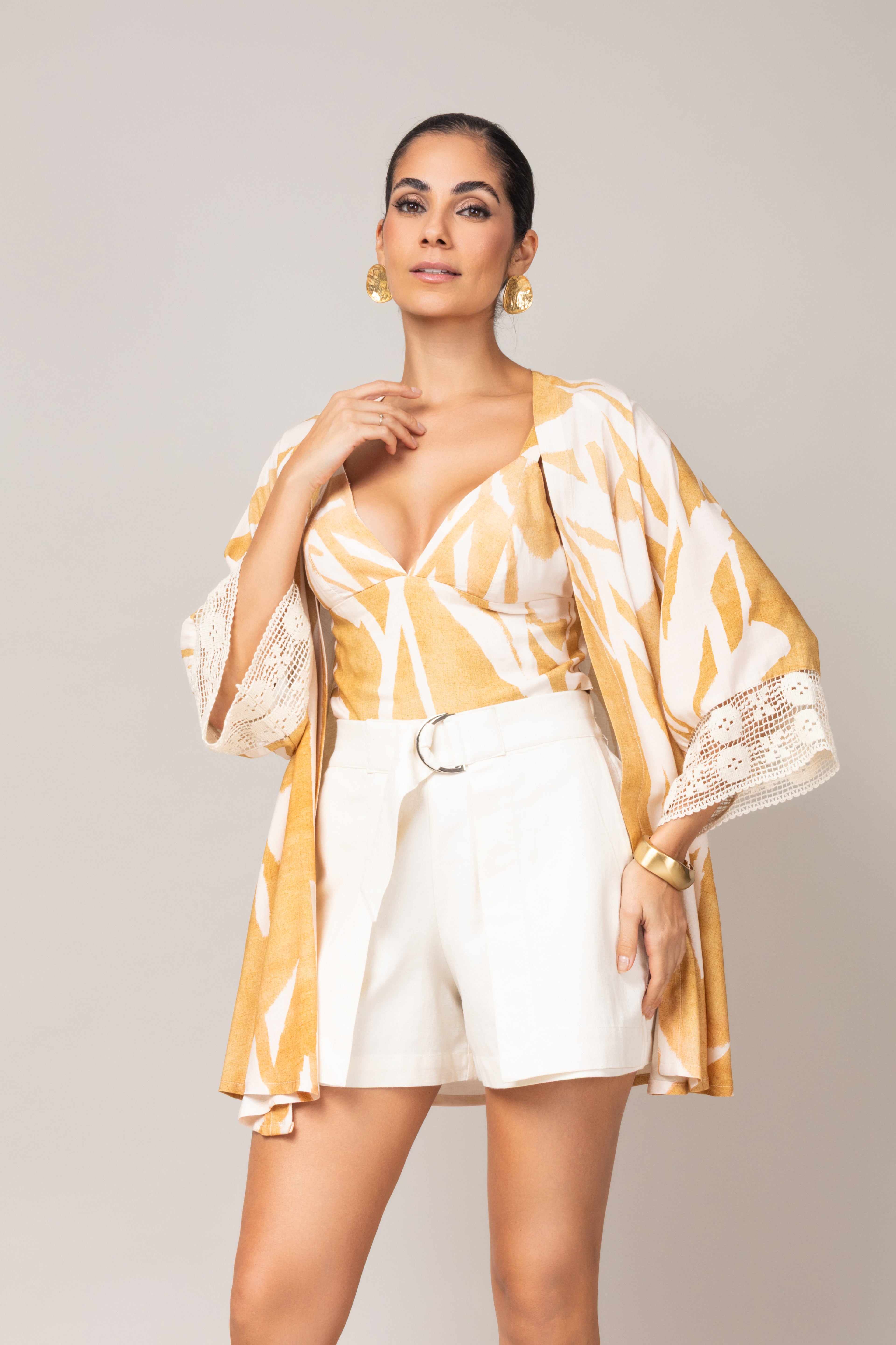 Kimono estampa tropical com detalhe rendado