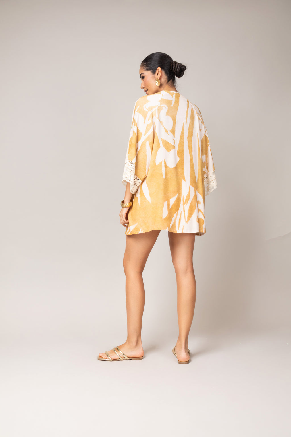 Kimono estampa tropical com detalhe rendado