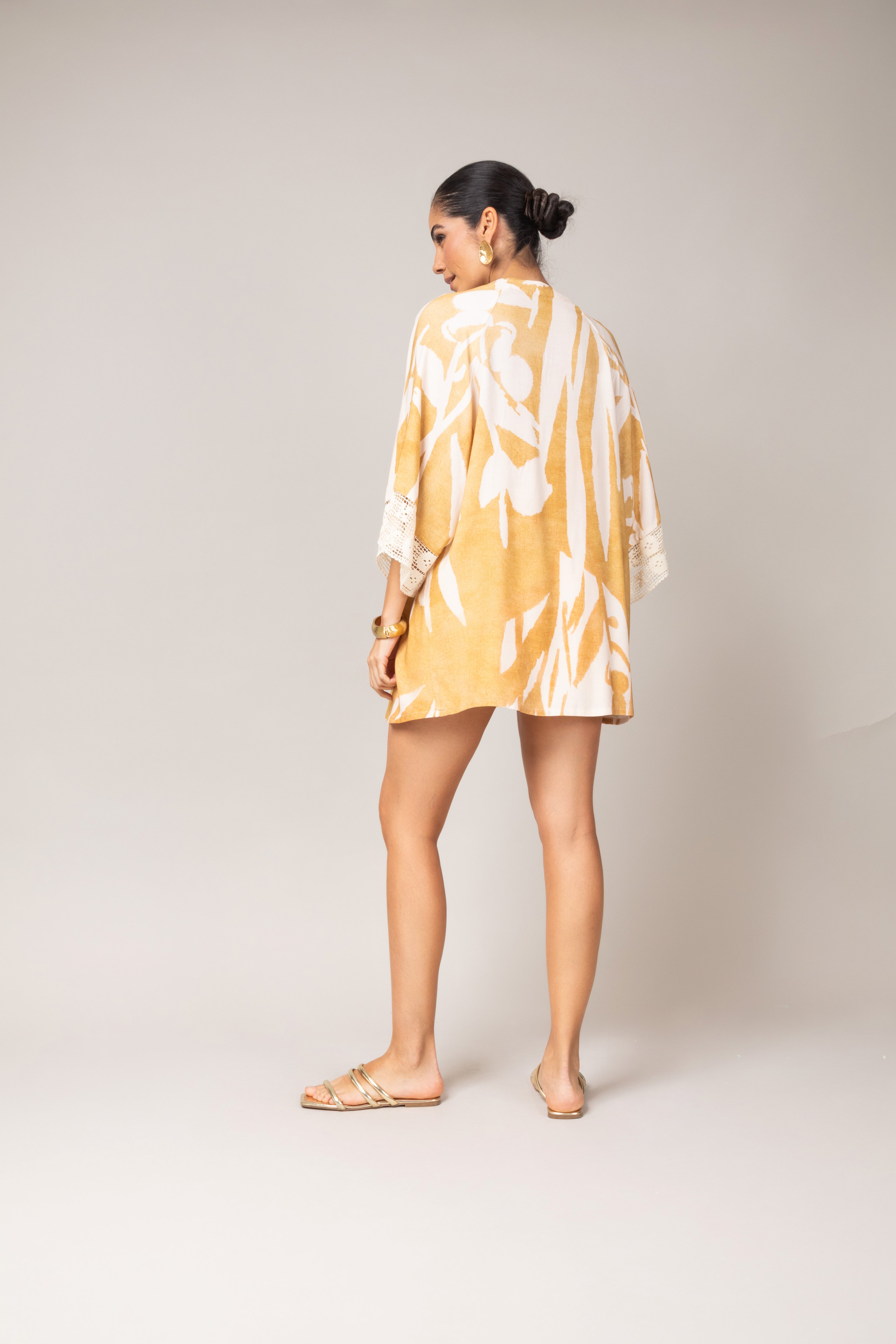 Kimono estampa tropical com detalhe rendado