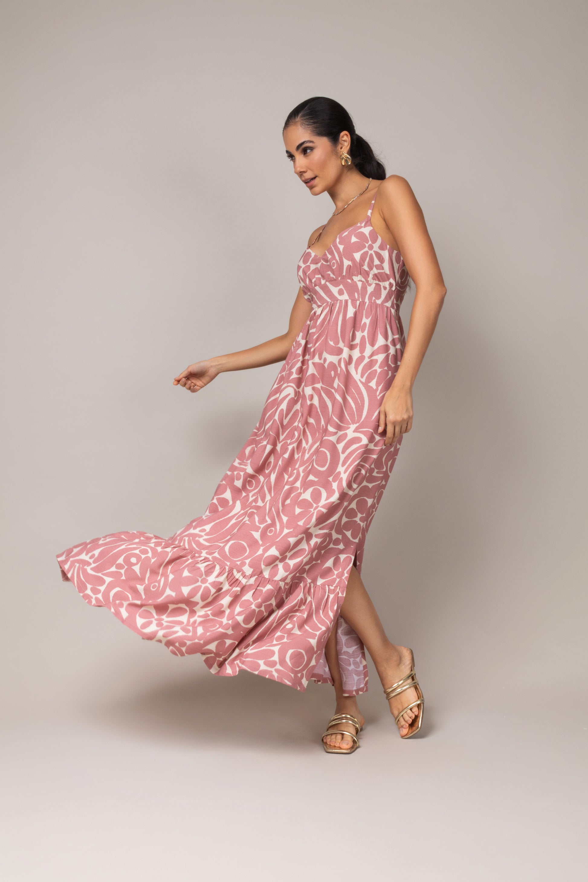 Vestido longo estampado com alças finas