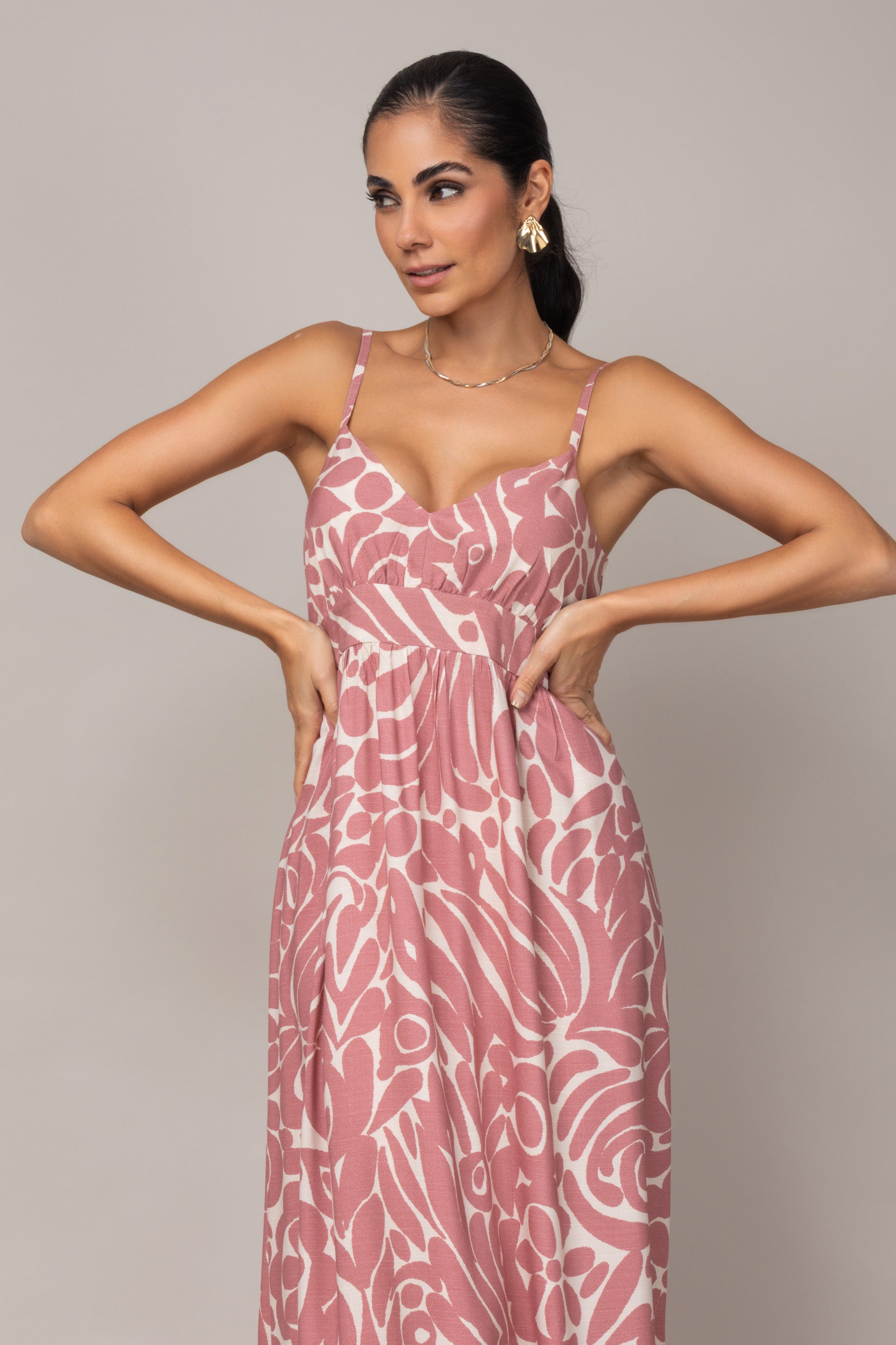 Vestido longo estampado com alças finas