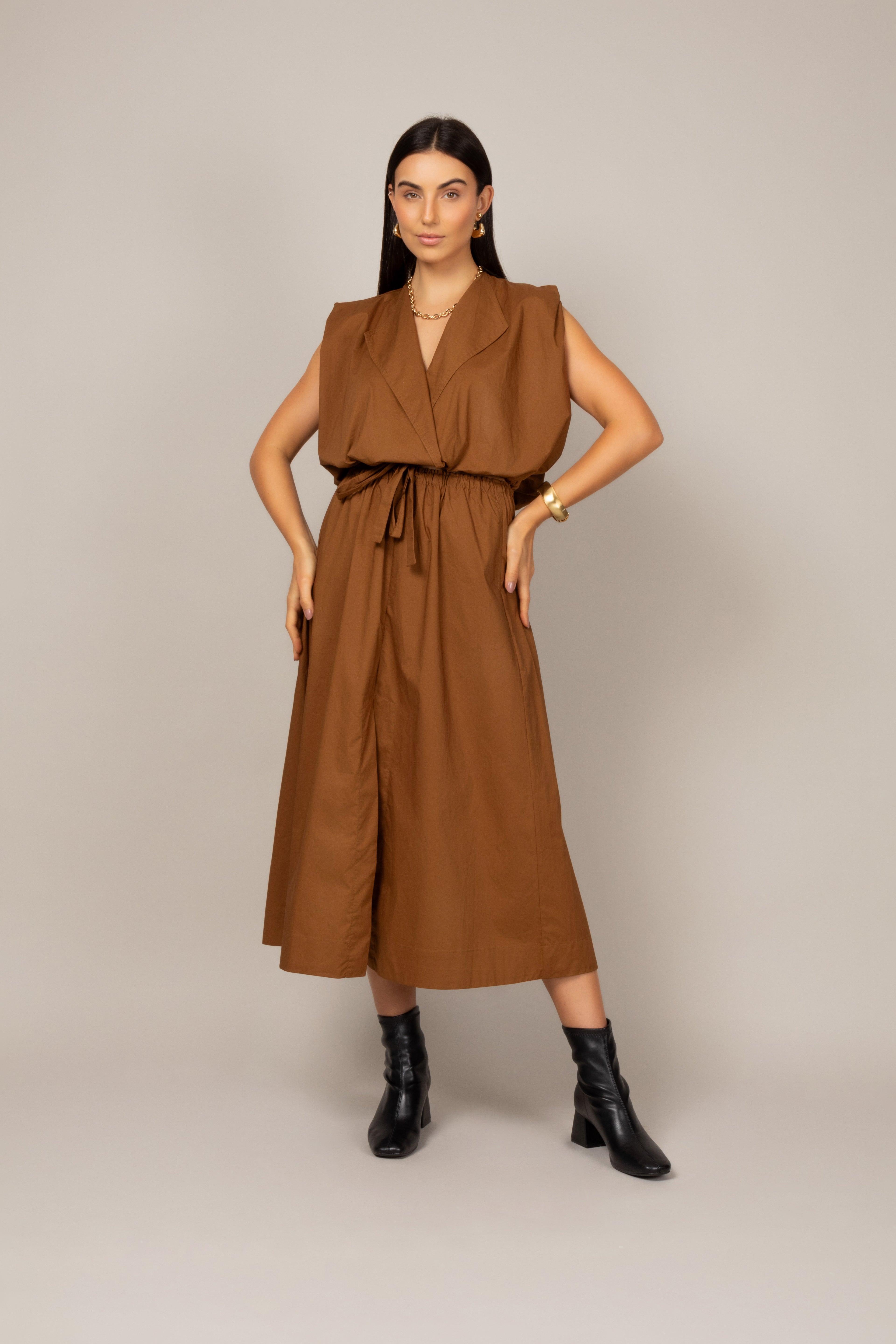 Conjunto de colete amplo e saia midi
