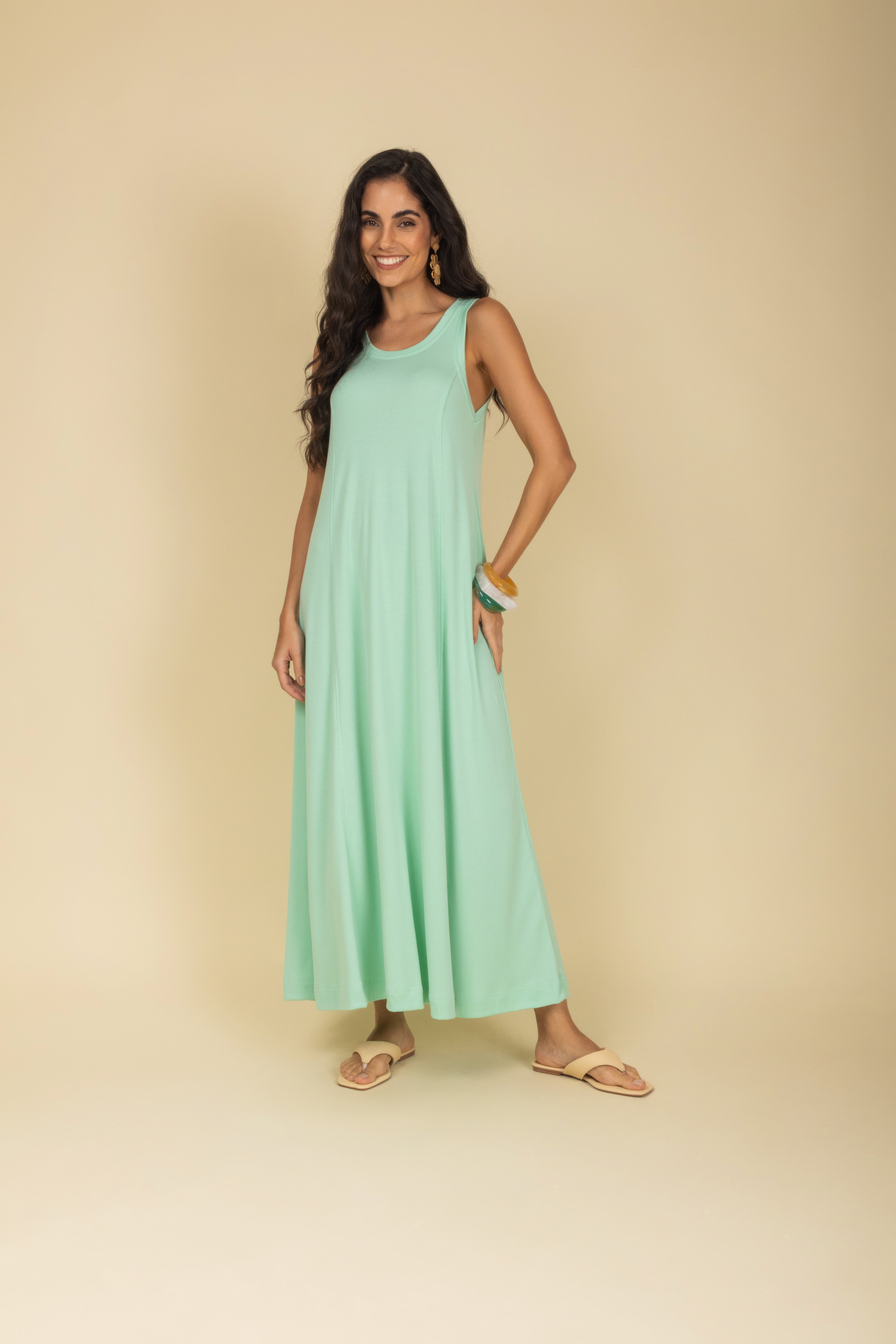 Vestido com recorte midi