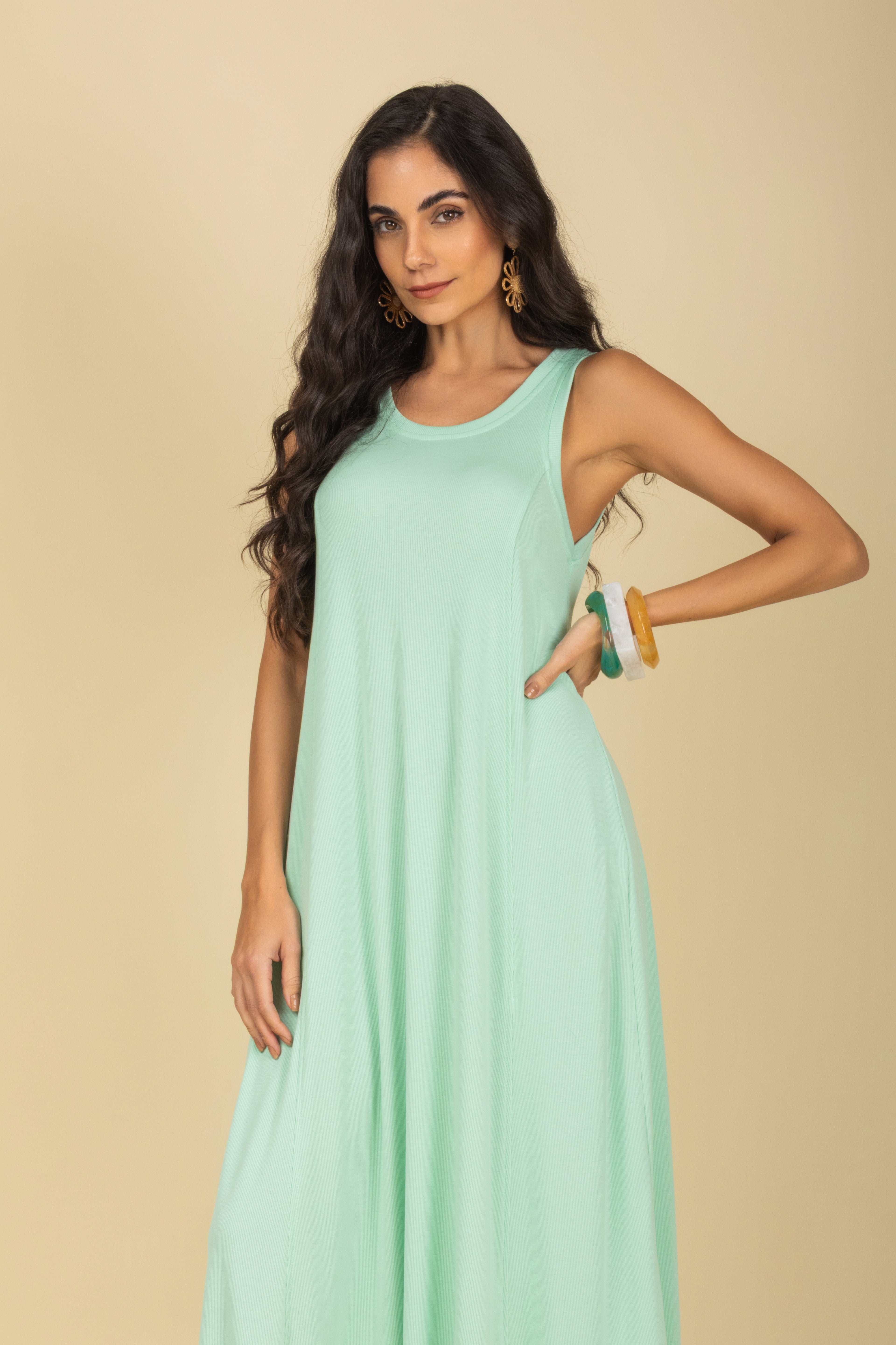 Vestido com recorte midi