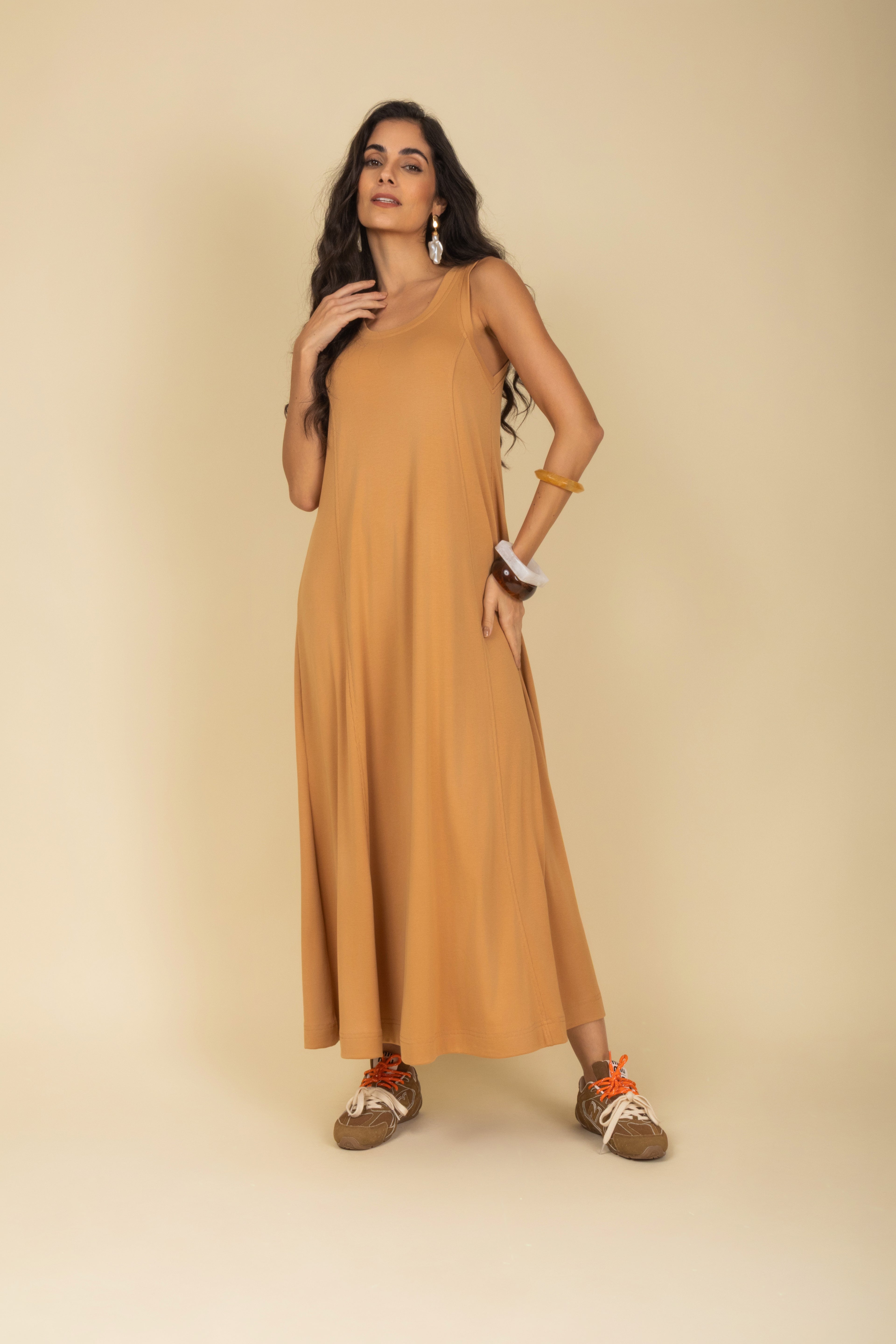 Vestido com recorte midi