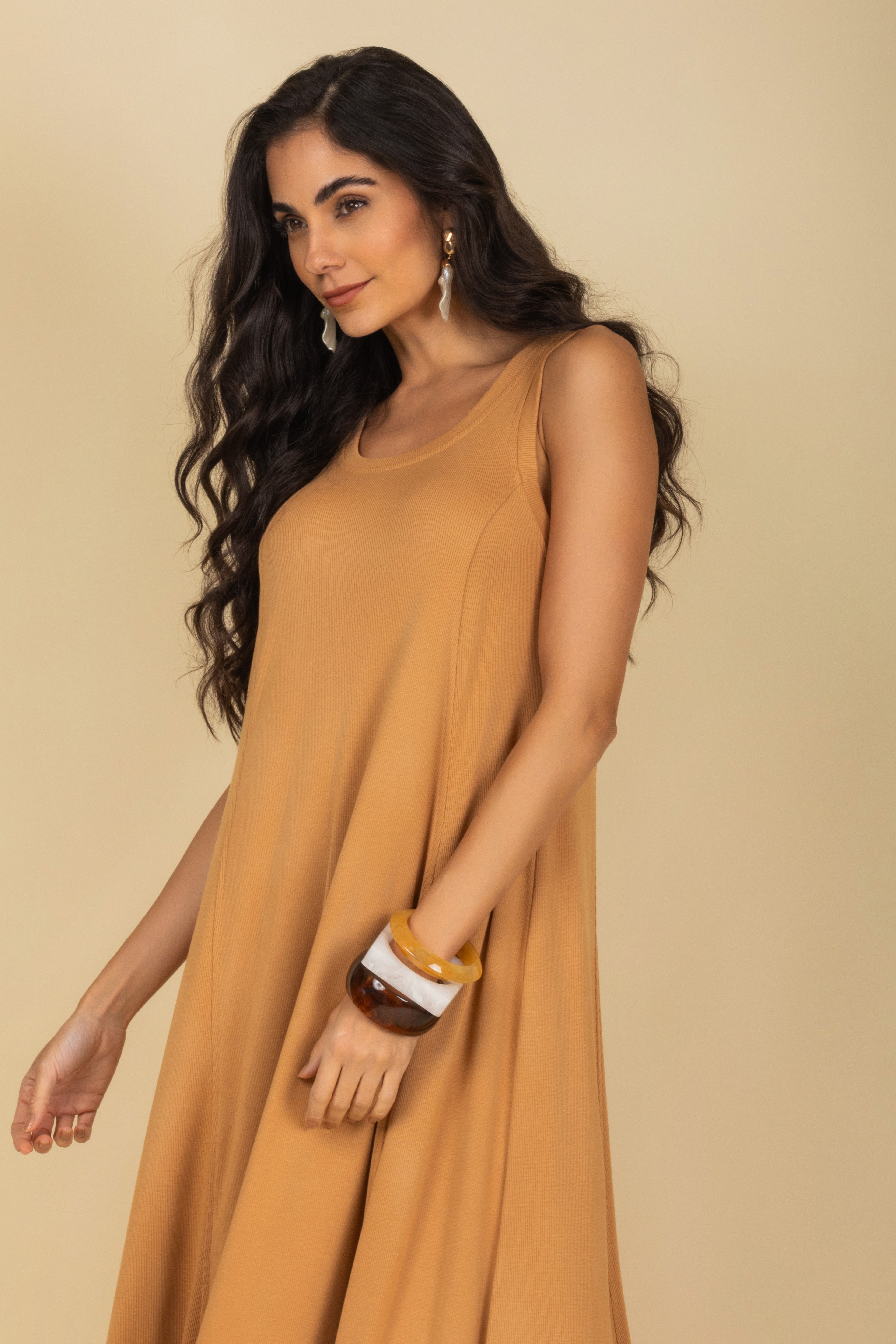 Vestido com recorte midi