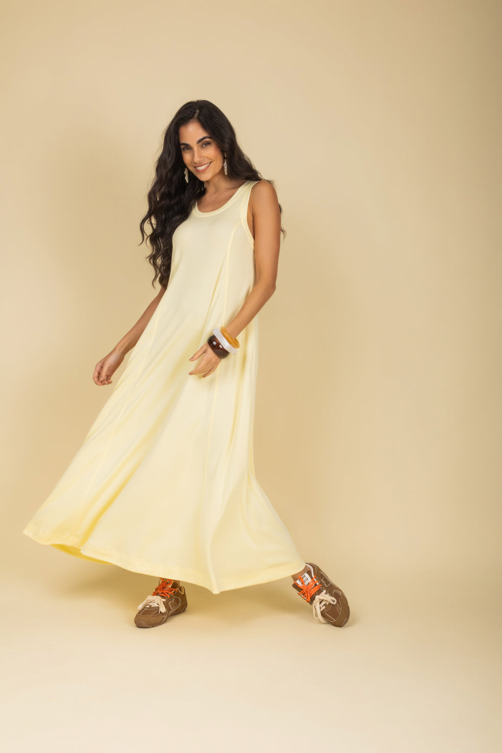 Vestido com recorte midi
