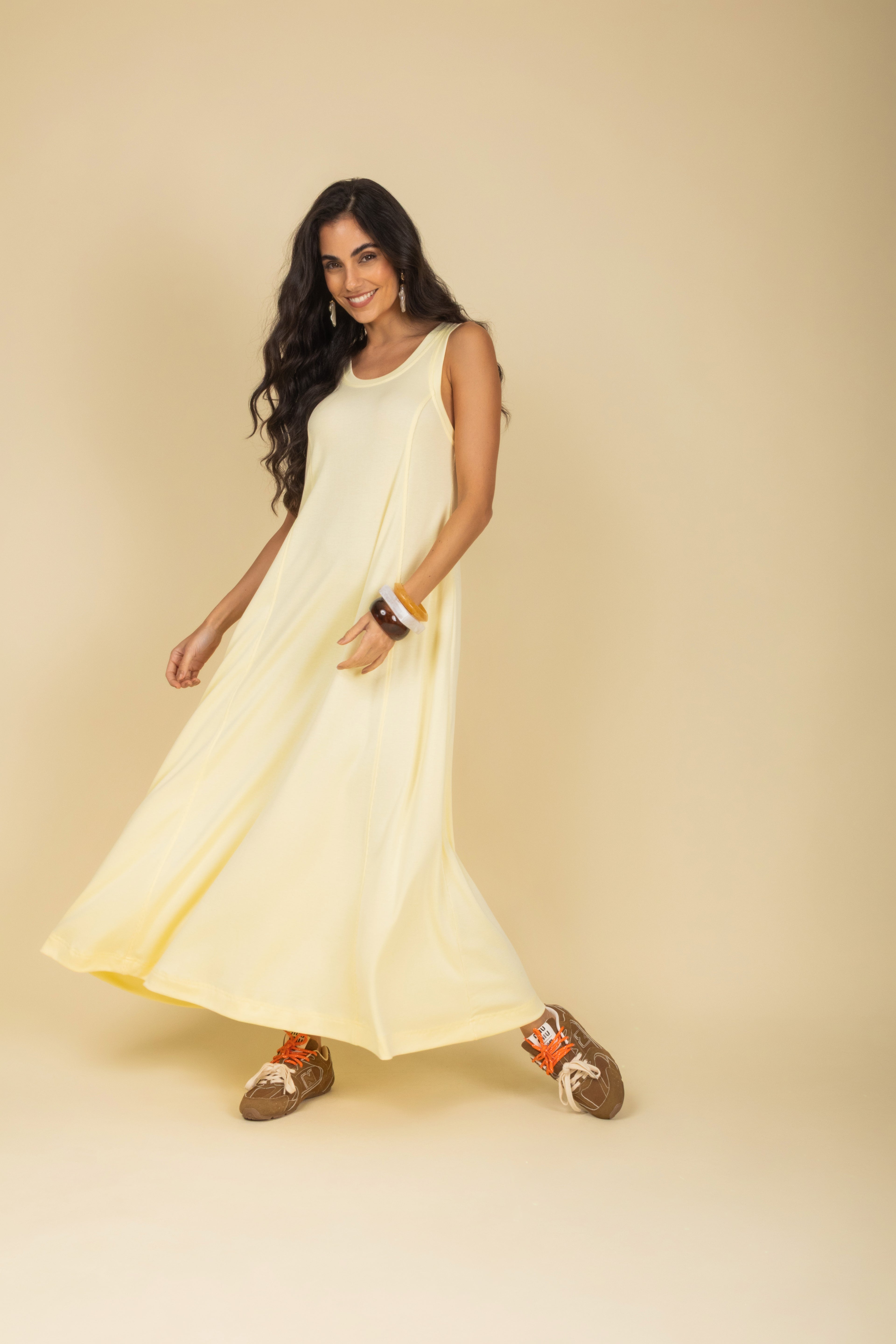 Vestido com recorte midi