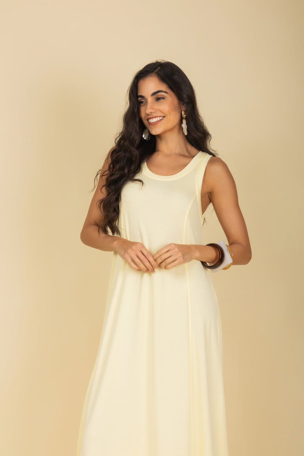 Vestido com recorte midi