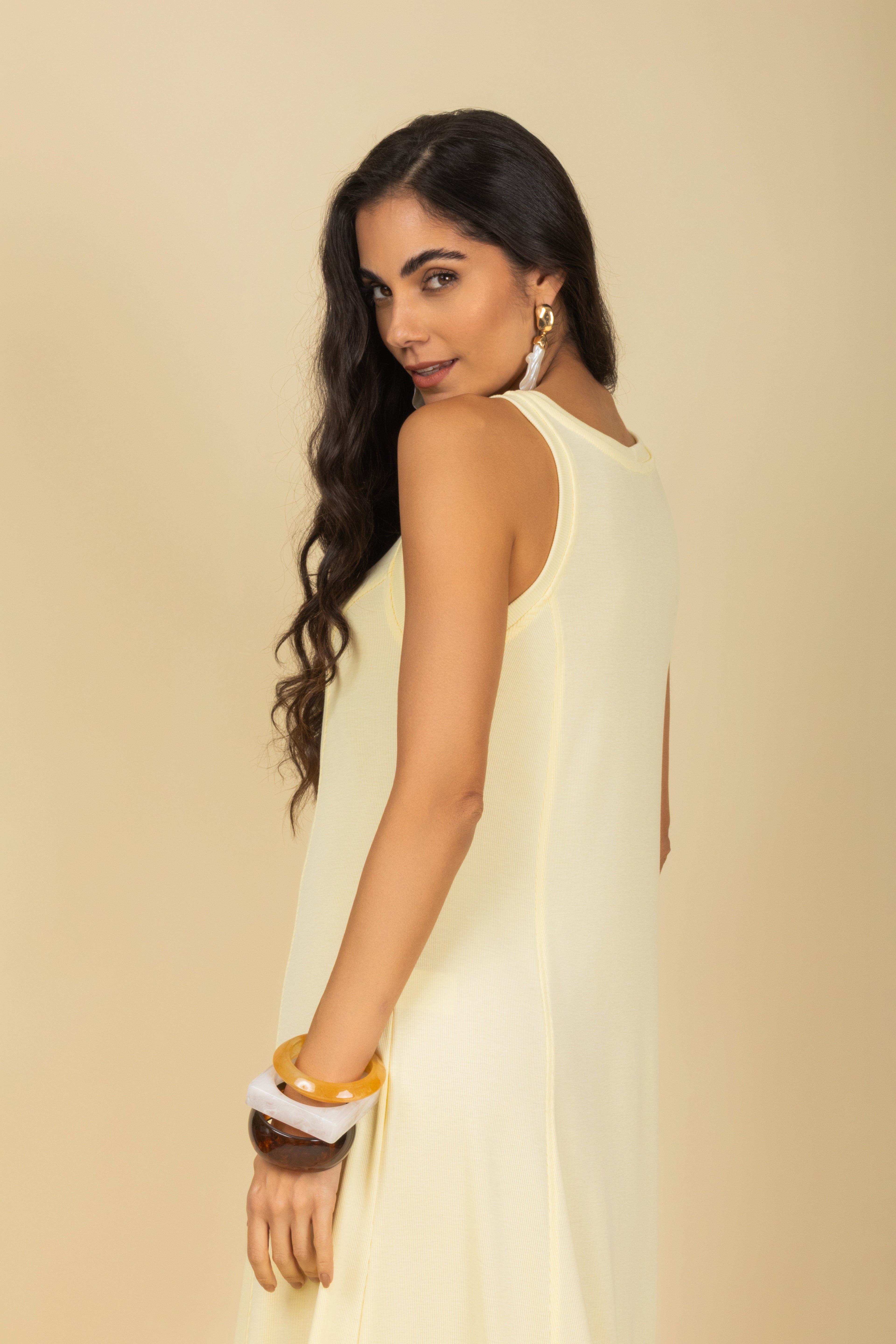 Vestido com recorte midi