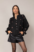 Bata com detalhes florais