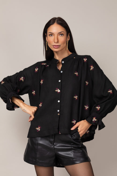 Bata com detalhes florais